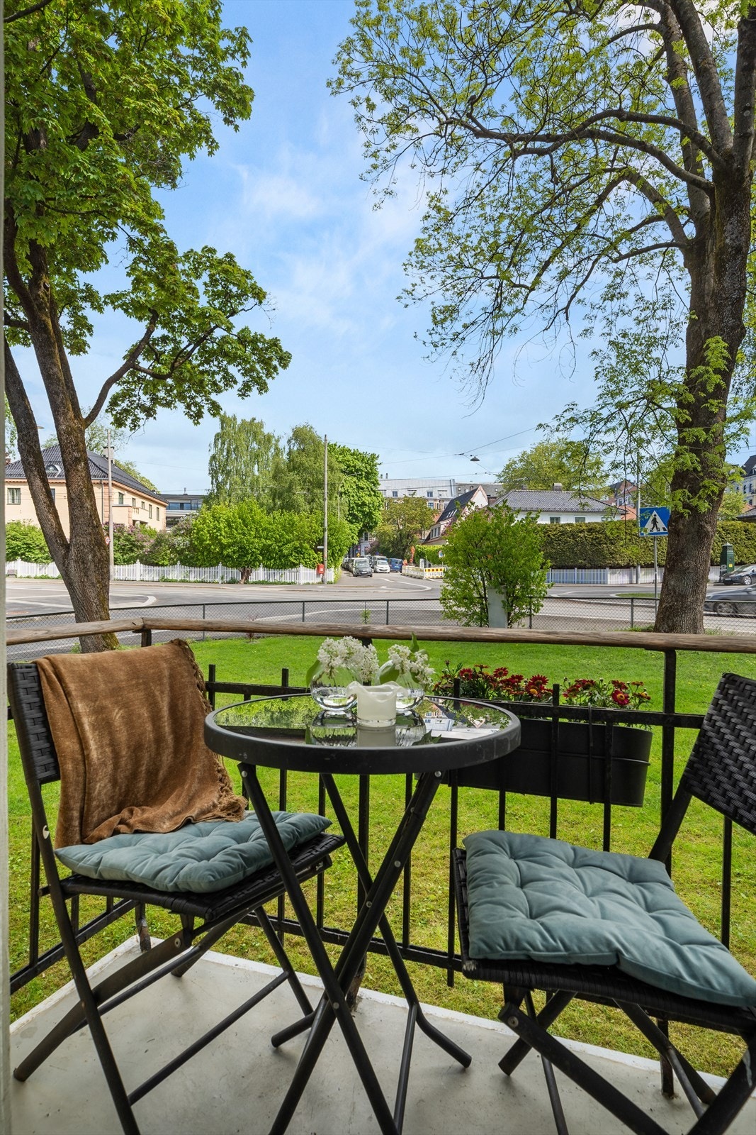 Nordøstvendt balkong med formiddagssol og åpent utsyn mot sameiets fellesareal. Galleribilde