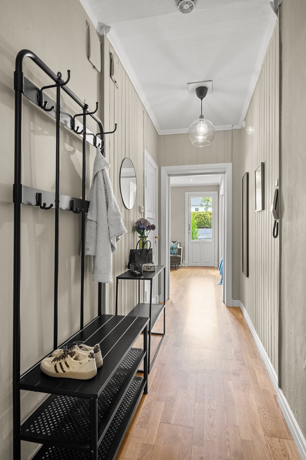 Romslig entré/gang med plass til yttertøy og adkomst til stue og bad. Galleribilde
