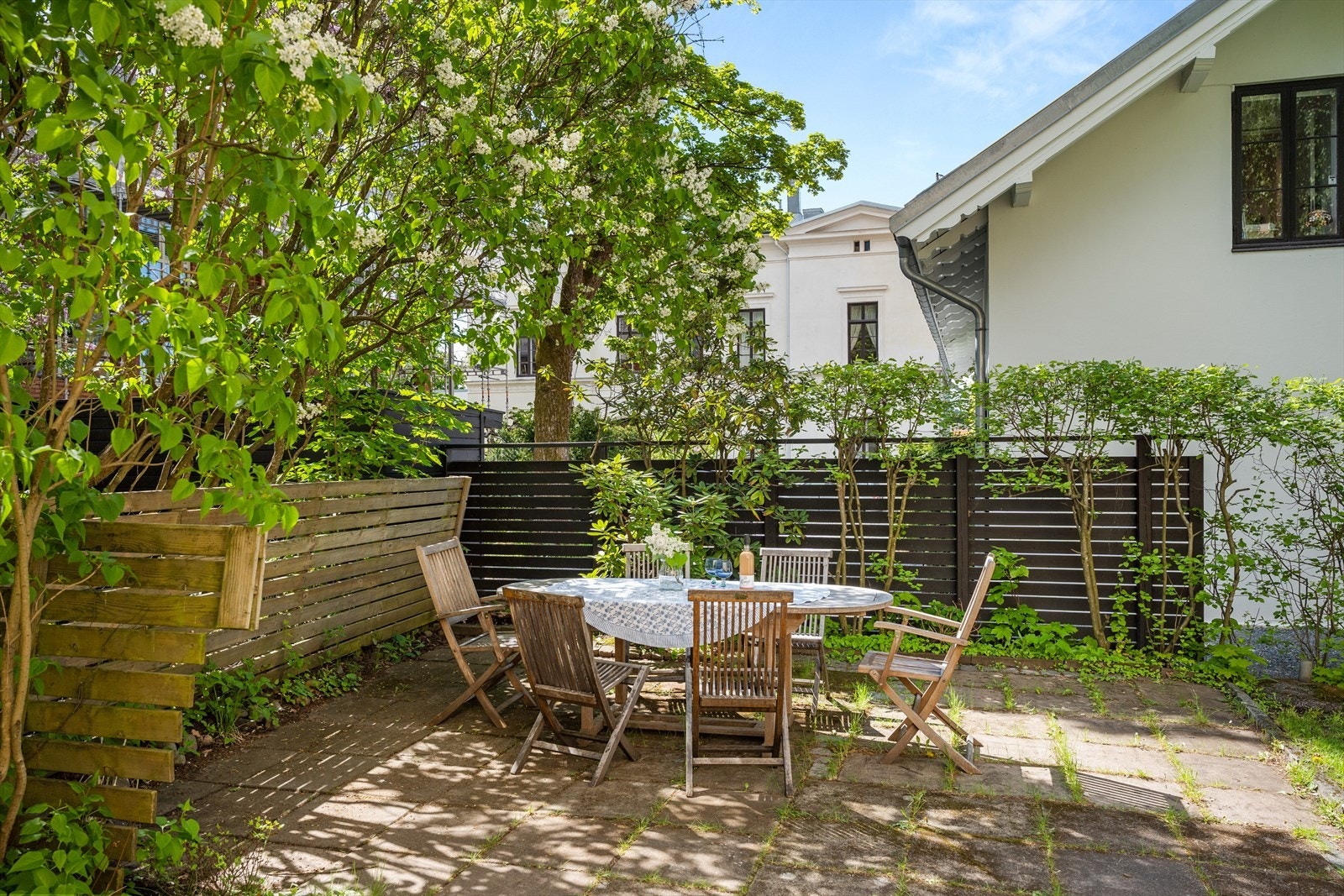 Felles sittegruppe på baksiden av bygget. Selger opplyser å ha benyttet hagen til 17.mai frokost. Galleribilde