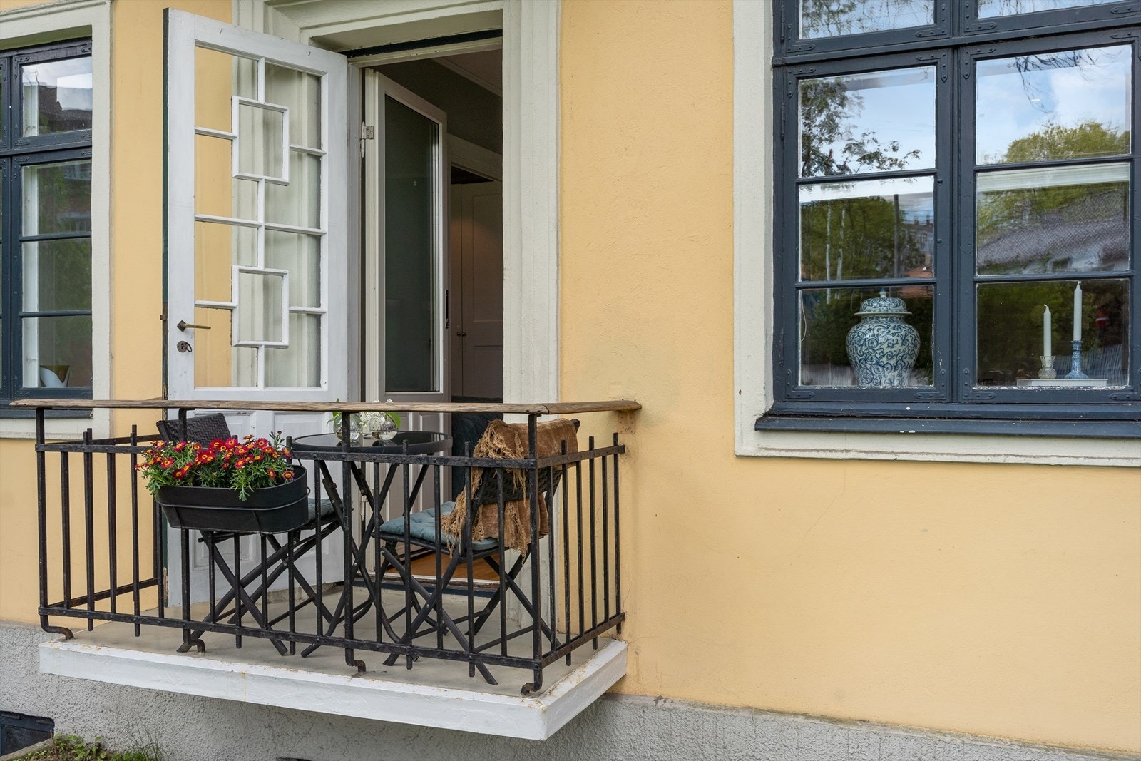 Balkongen har plass til bord og stoler. Galleribilde