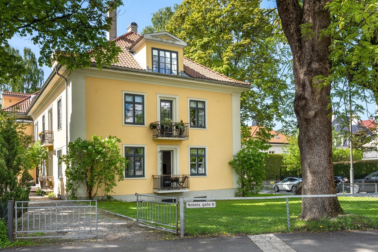 Flott frittliggende bygård med en pent opparbeidet felles hage rundt hele bygget. Galleribilde