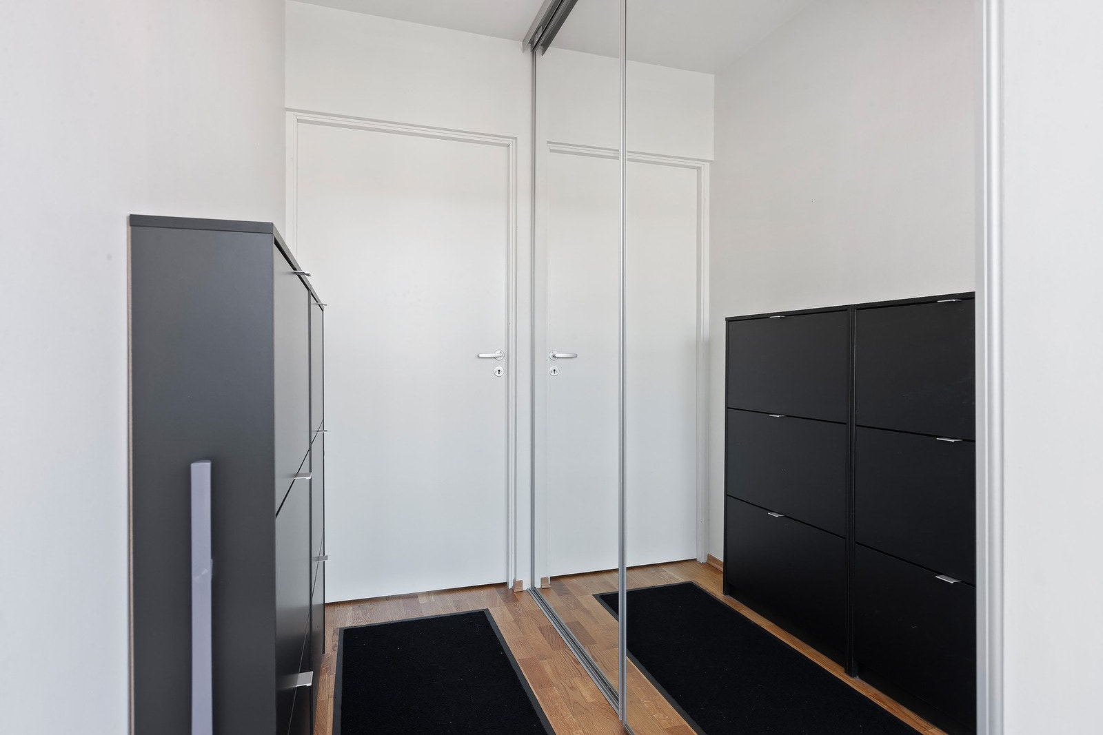 Vindfang med praktisk skyvedørsgarderobe med speilfronter som gir gode oppbevaringsmuligheter. Galleribilde