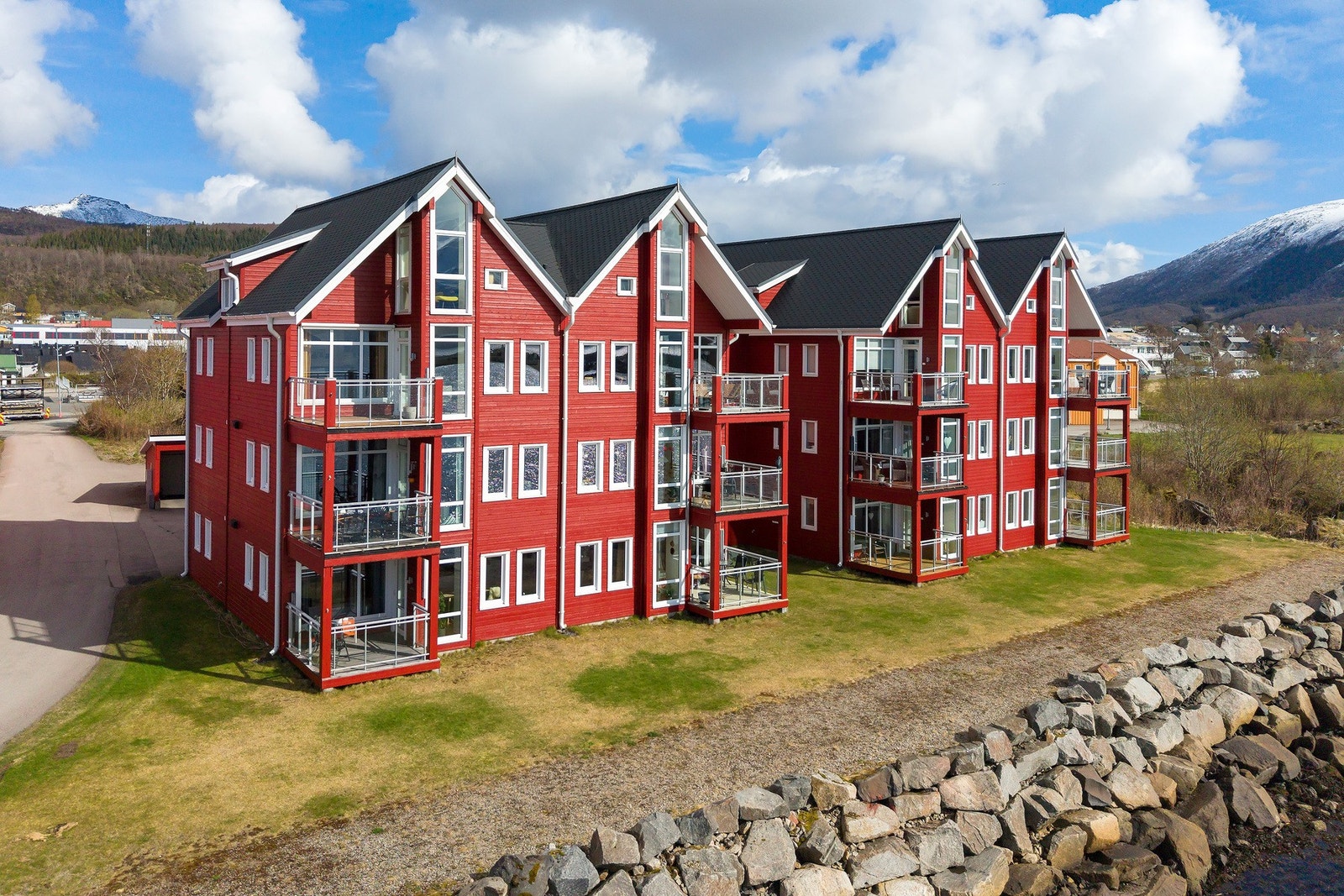 Felles eiet tomt i sameiet på 2 455 m² opparbeidet med plen i front, og gruslagt vandring langs fylling mot havet. Galleribilde