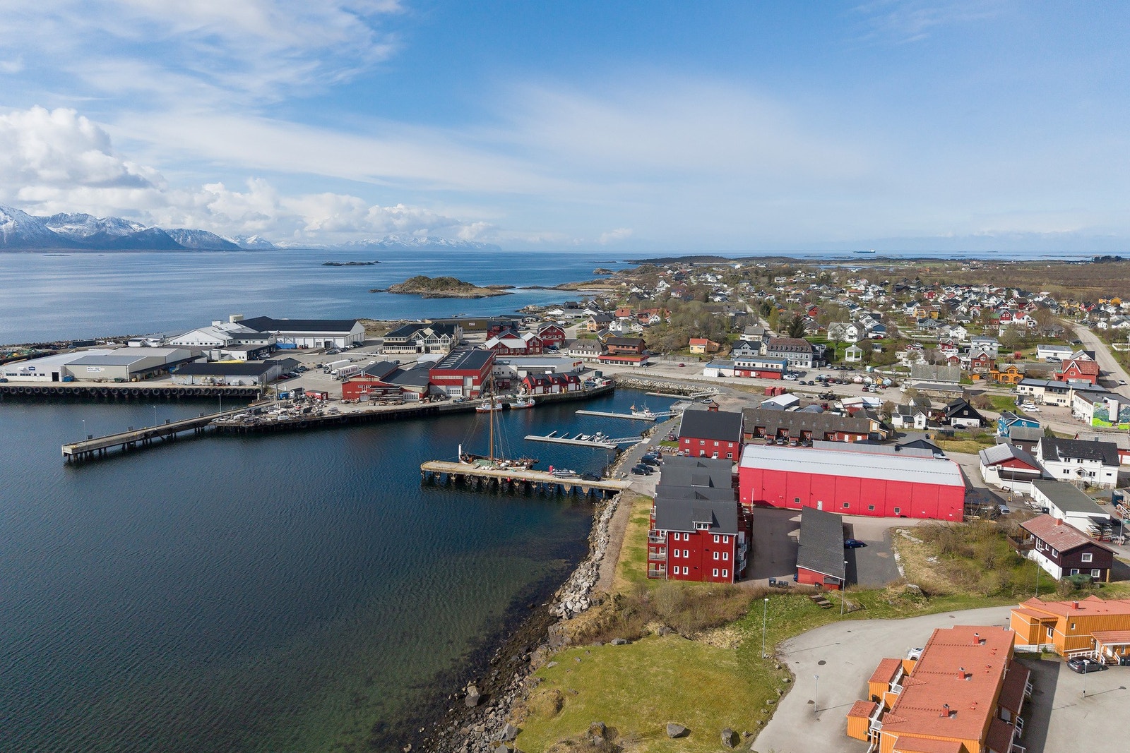 Nærområde med småbåthavn og kort vei til ferge som tar deg til Lofoten. Galleribilde