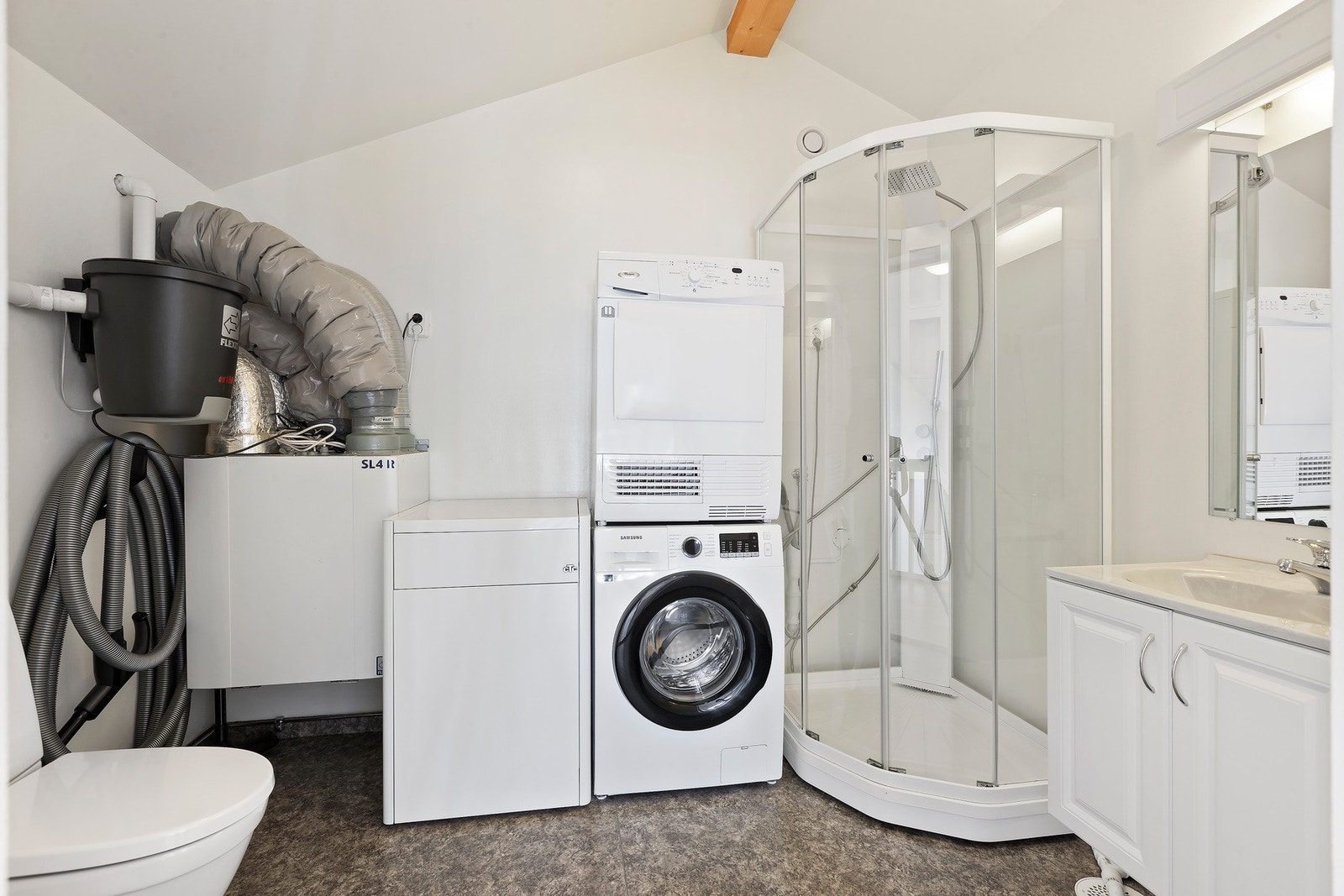 Bad/vaskerom i 4. etasje har innredning med nedfelt servant og skap under, speil med lys over, dusjkabinett, toalett og opplegg for vaskemaskin. ( er ikke omsøkt eller godkjent) Galleribilde
