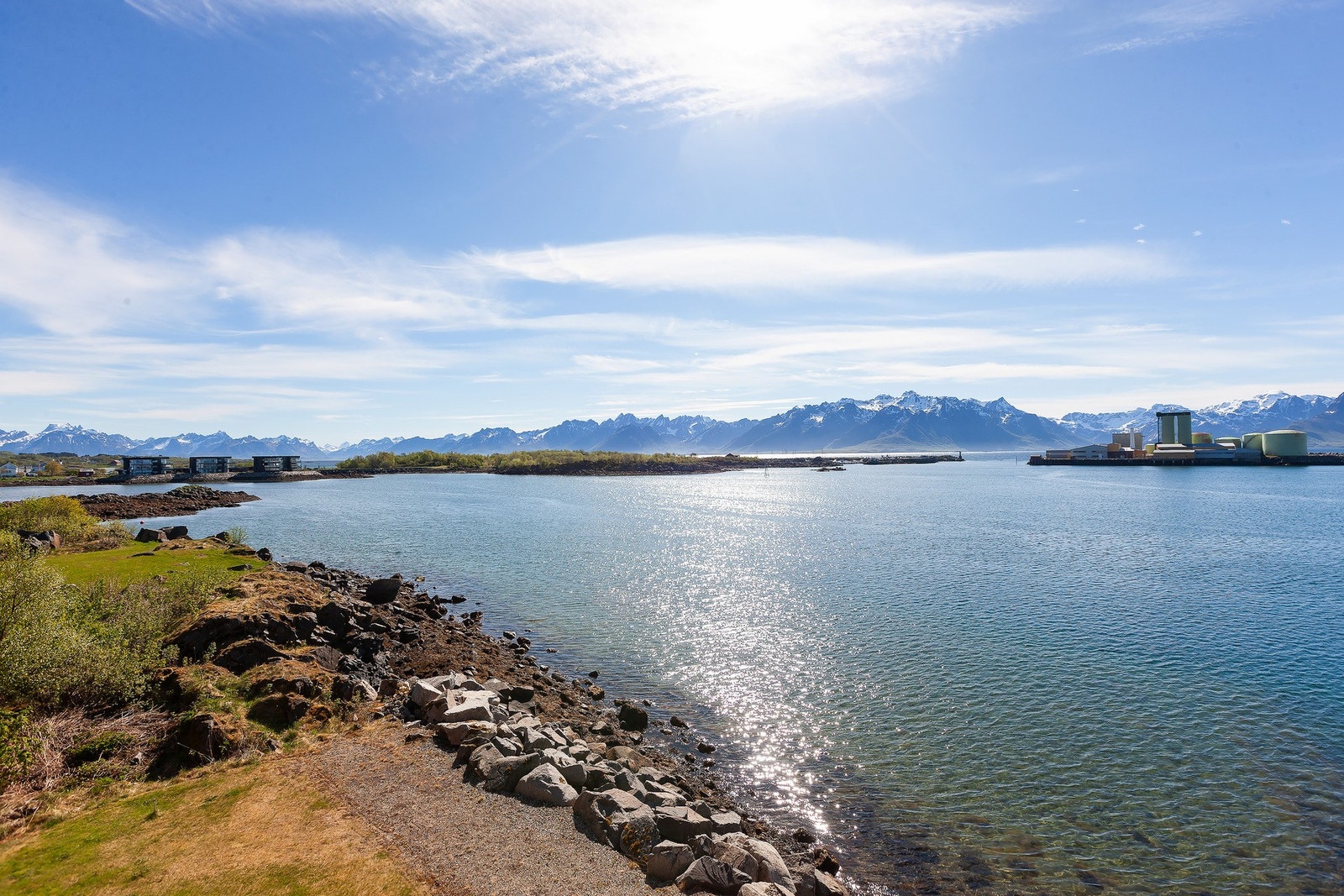 Nærområdet med flott sjøutsikt og fjell i bakgrunnen. Galleribilde