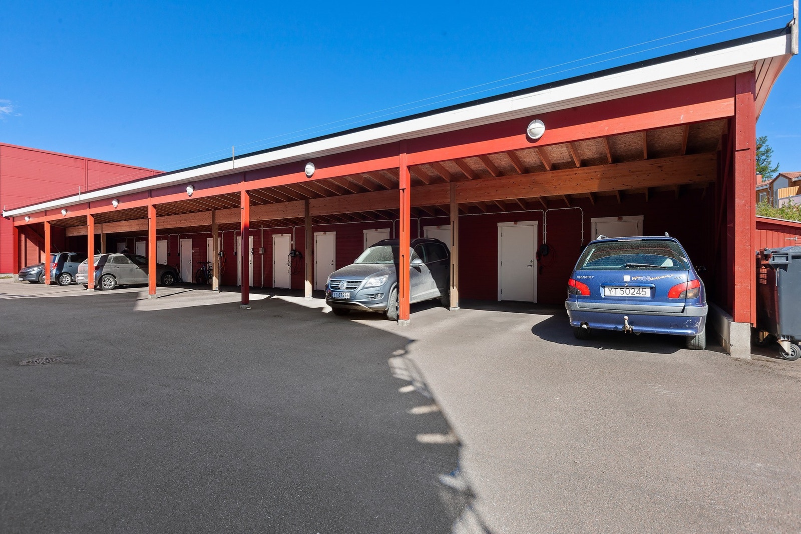 Carporten tilhørende leiligheten er 2 fra høyre. Galleribilde