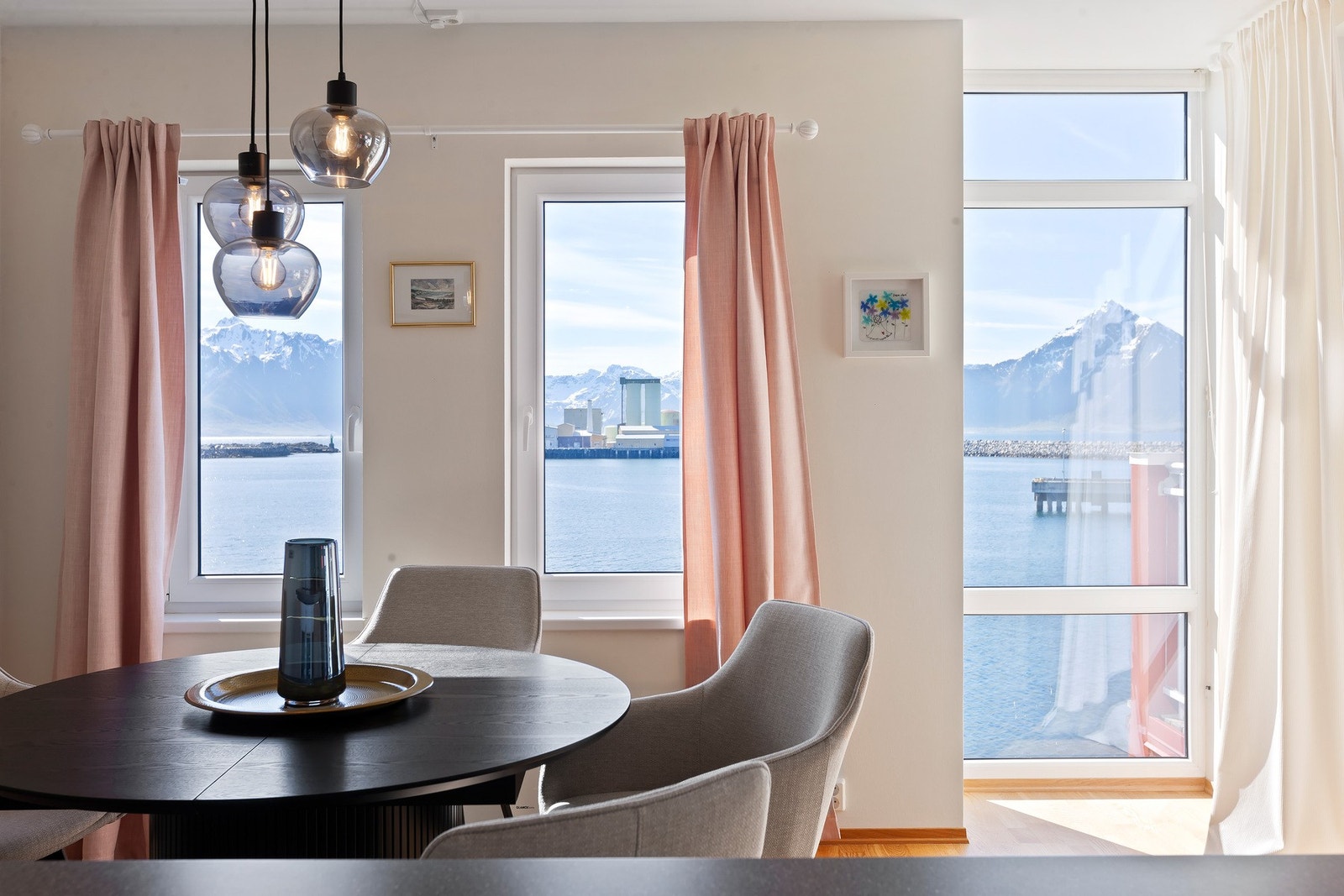 Innbydende spiseplass hvor utsikten mot fjord og fjell setter stemningen året rundt. Galleribilde