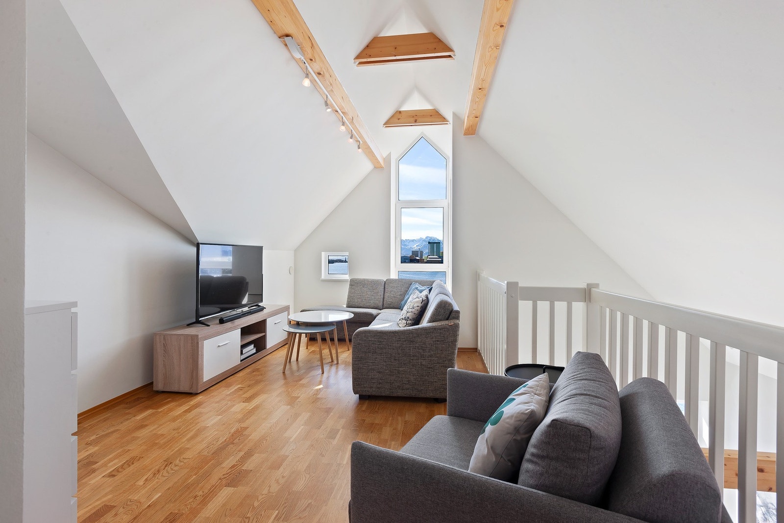 Loftsstue/TV stue med god plass til sittegruppe. Galleribilde