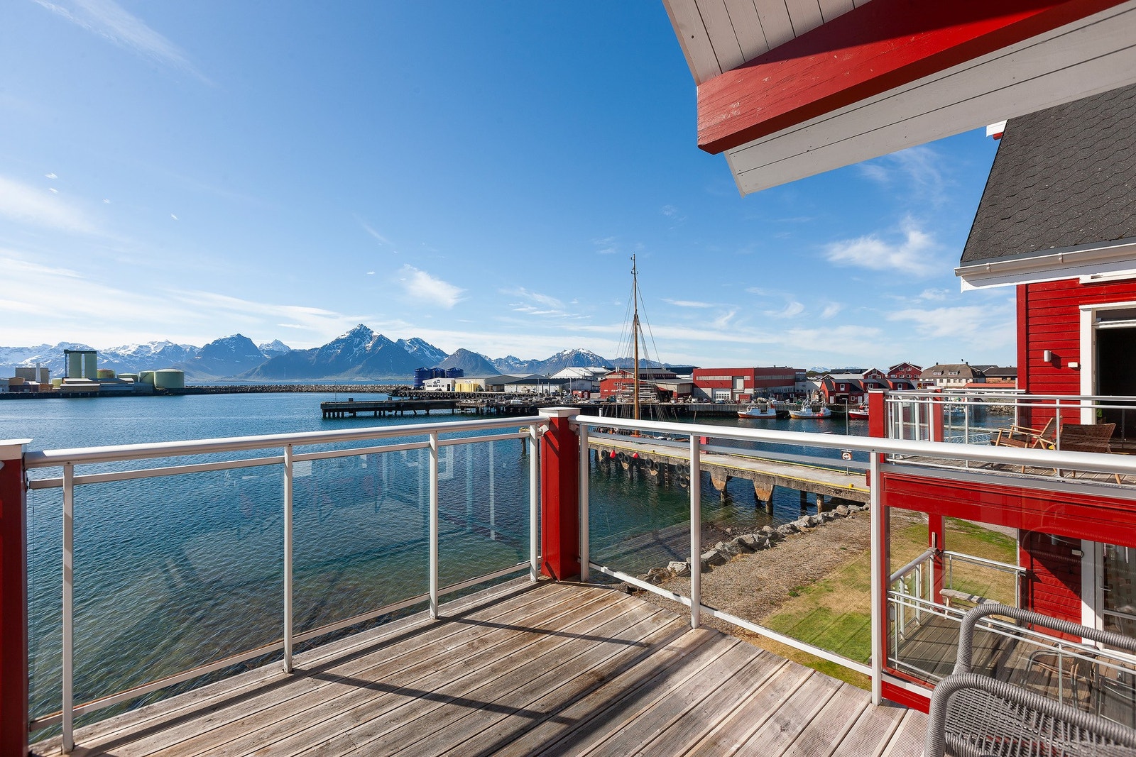 Fra stuen er det utgang til sørvendt balkong med glassrekkverk. Galleribilde