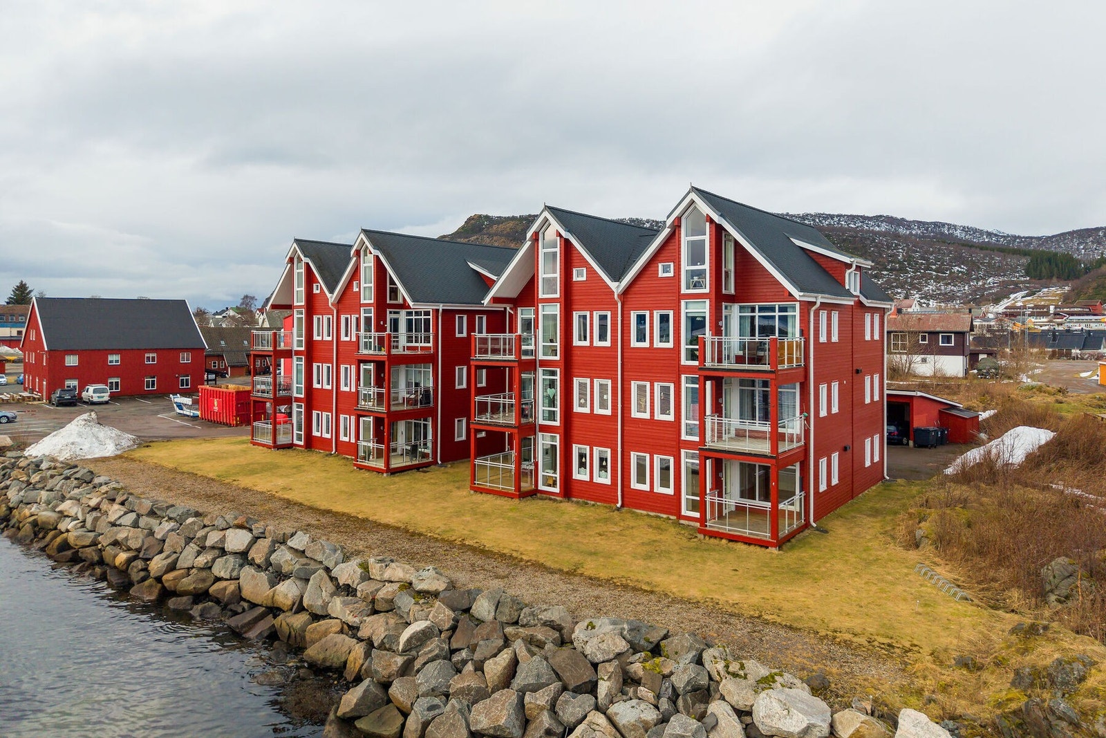 Leiligheten er beliggende helt i sjøkanten i Melbu sentrum, og byr på en nydelig utsikt over havna, fjord og fjell. Velkommen til Bryggegata 2 C. Galleribilde
