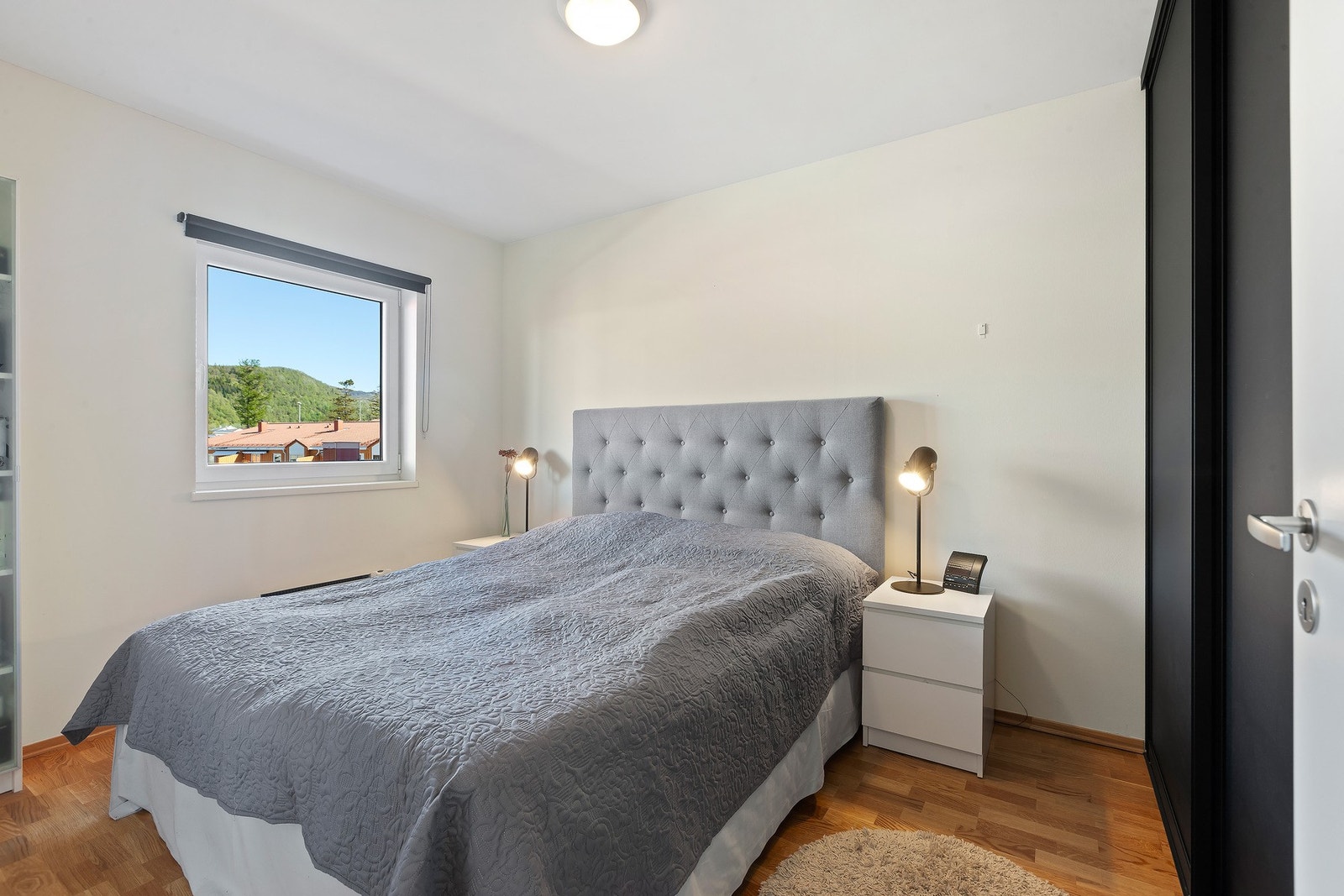 Leiligheten har tre gode soverom. Hovedsoverommet har god plass til stor dobbeltseng og skyvedørsgarderobe noe som gir et komfortabelt og funksjonelt rom. Galleribilde