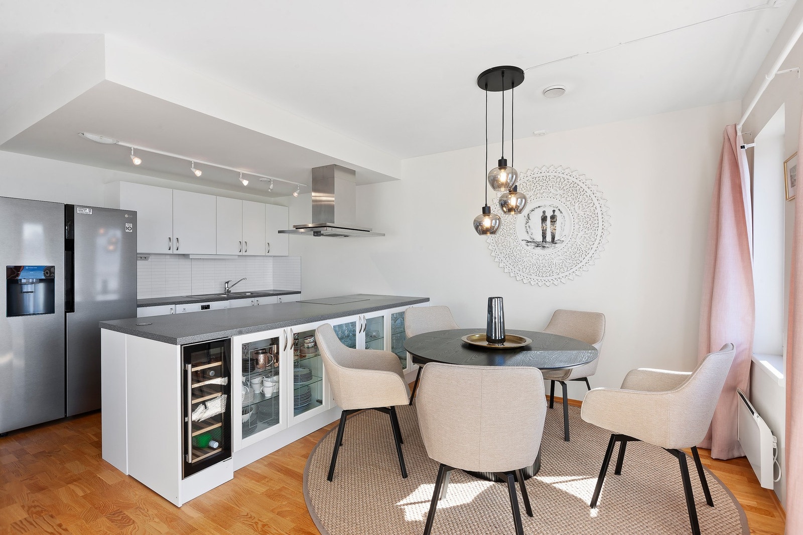 God plass til spisebord for hyggelige sammenkomster. Galleribilde