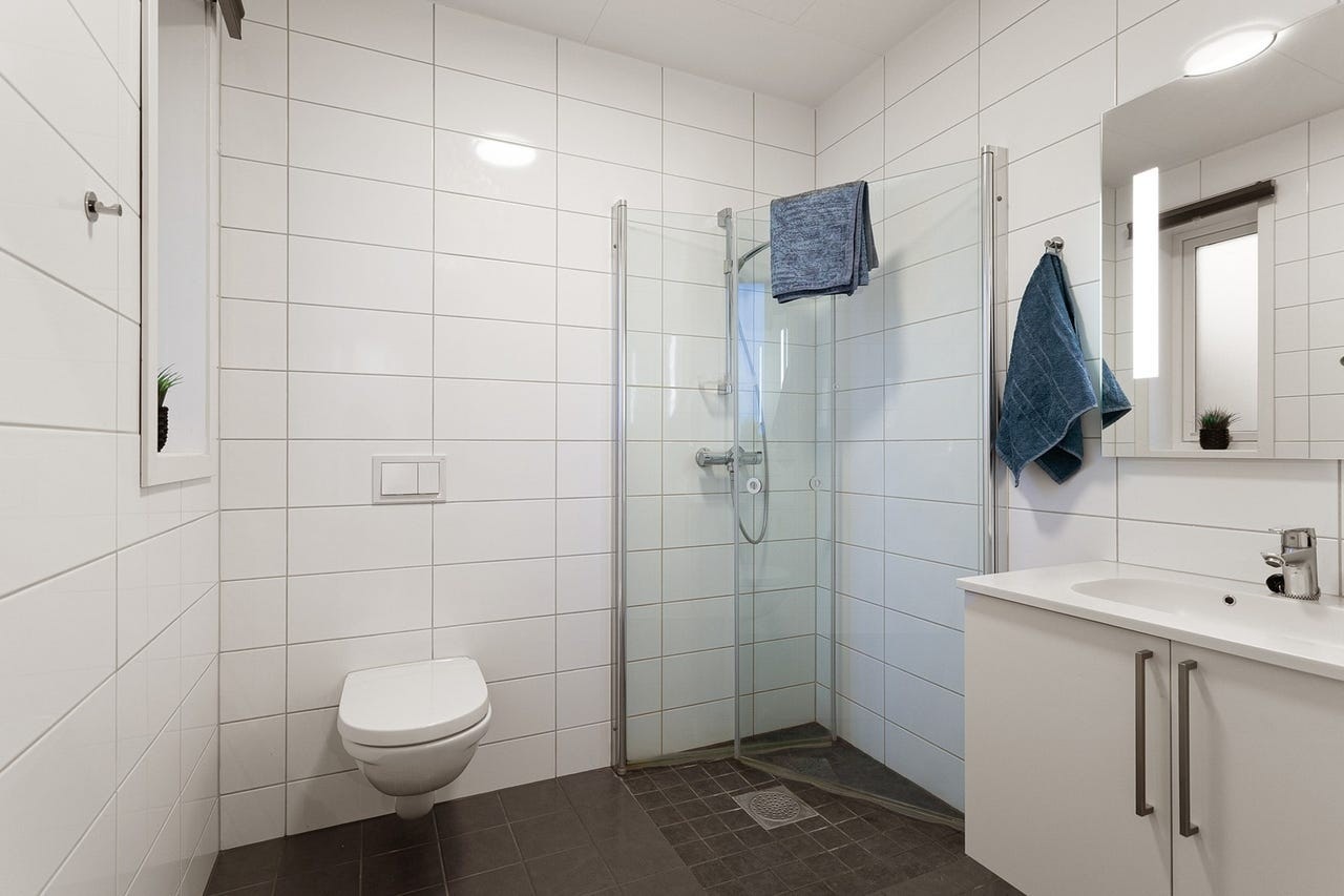 Badet i første etasje har flislagt gulv med varme, fliser på veggene og innebygd toalett. Galleribilde