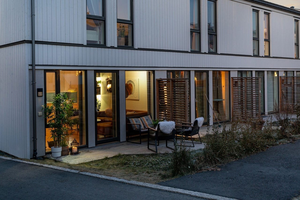 Fasaden har en kombinasjon av stående og liggende kledning, samt fasadeplater. Galleribilde