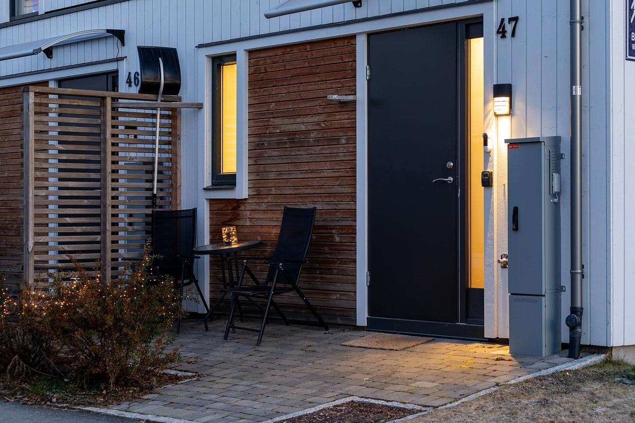 En liten uteplass ved inngangspartiet. Galleribilde