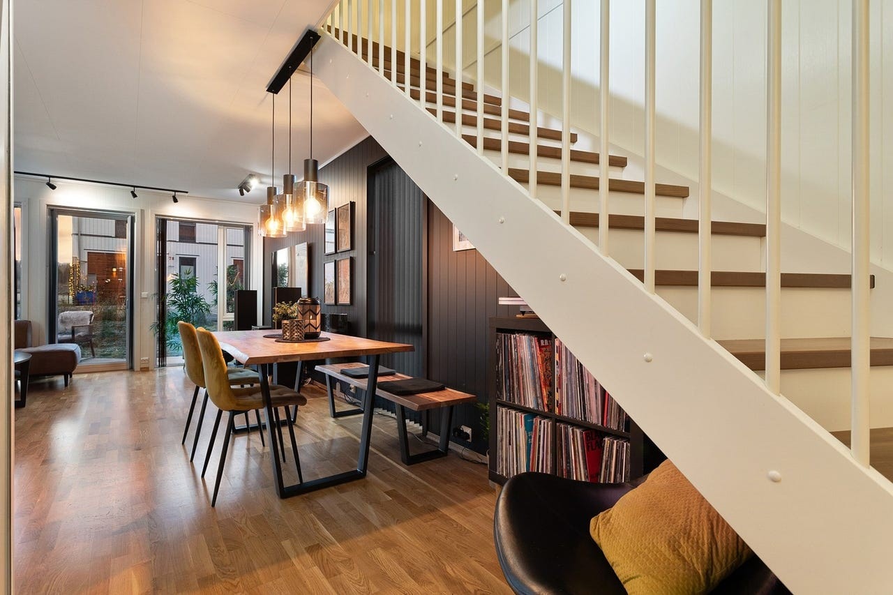 Trappen binder de to etasjene sammen. Galleribilde