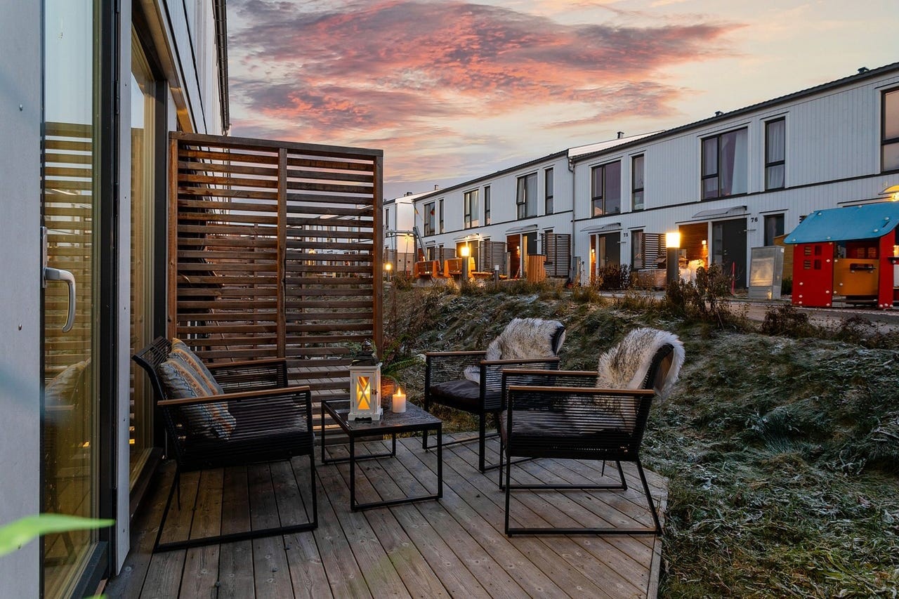 Terrassen har plass til en hyggelig sittegruppe og vender ut mot fellesarealene. Galleribilde