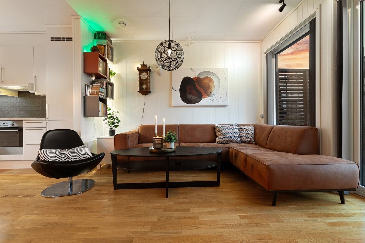 Belysningen i stuen og gangen ble oppgradert med et Philips Hue-system i 2023. Galleribilde