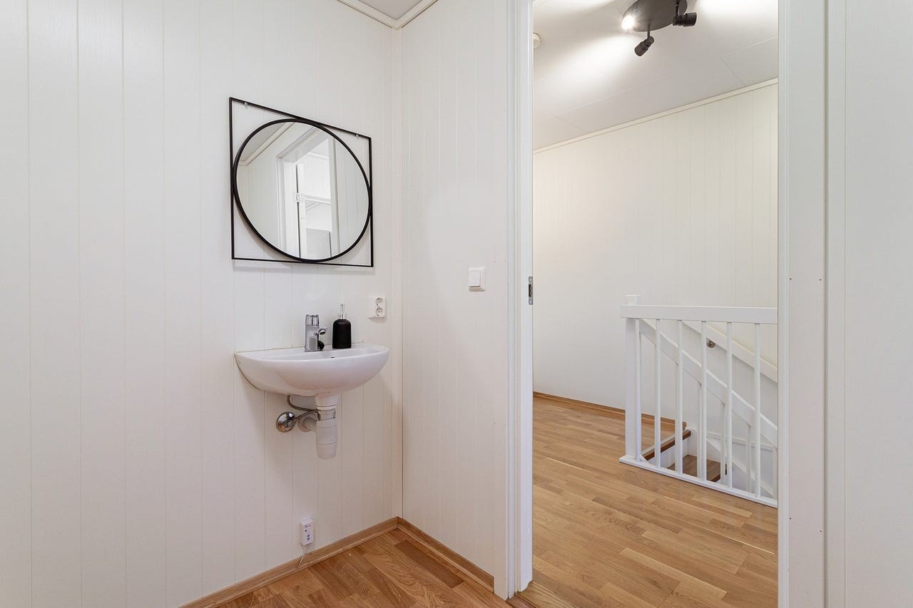 Gang og toalettrom i andre etasje. Rommet har parkett på gulv og innebygd toalett. Galleribilde