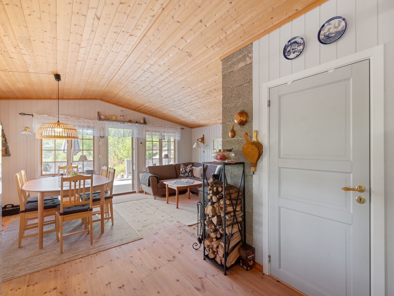 Stue og spiseplass ligger fint samlet i et lyst og trivelig oppholdsrom. Store vindusflater slipper inn godt med lys og gir rommet en behagelig atmosfære. Galleribilde