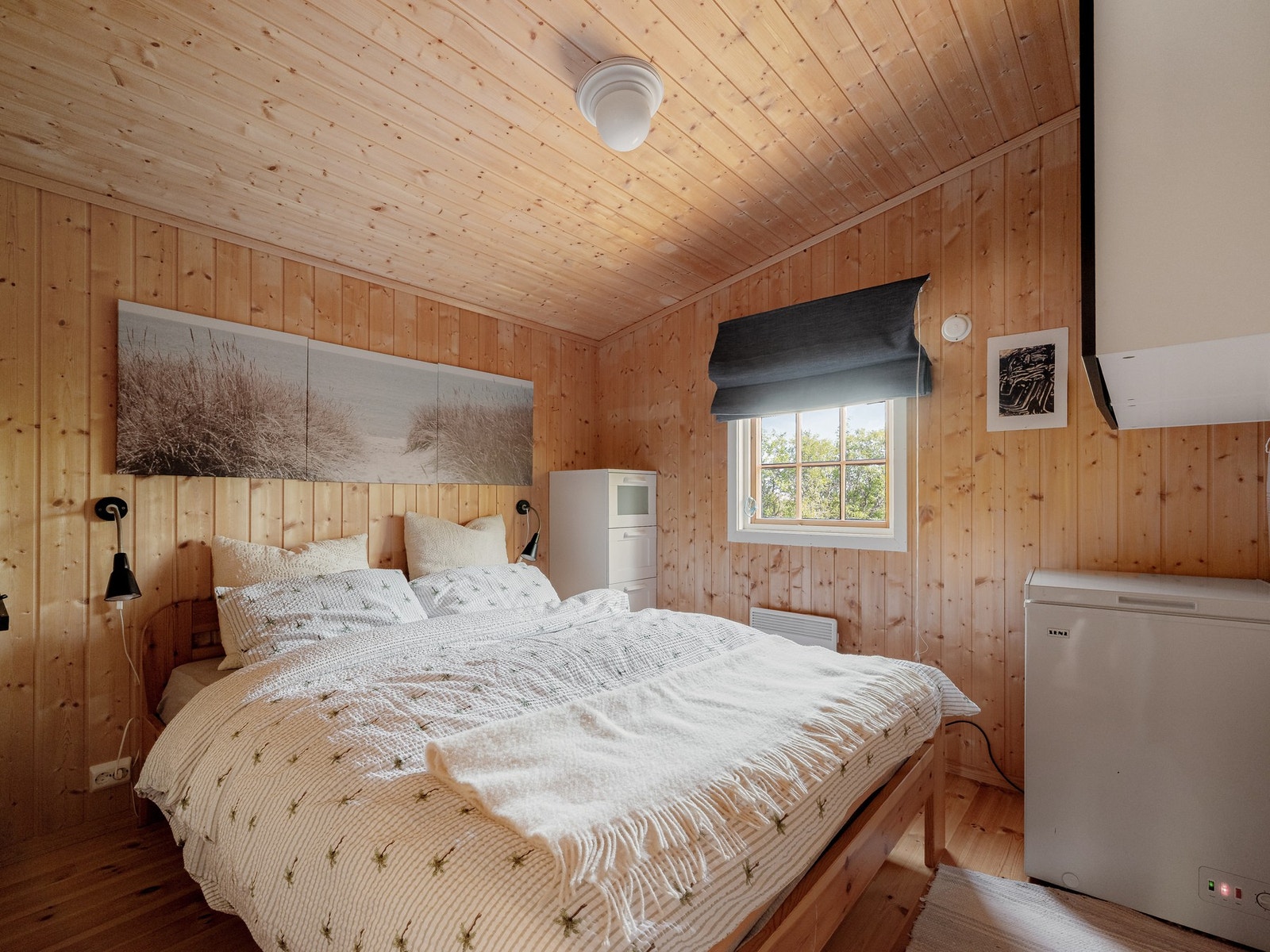 Hytta har tre soverom i ulik størrelse hhv. 8 m² , 5 m² og 4 m² , som gir gode muligheter for både familie og gjester. Galleribilde