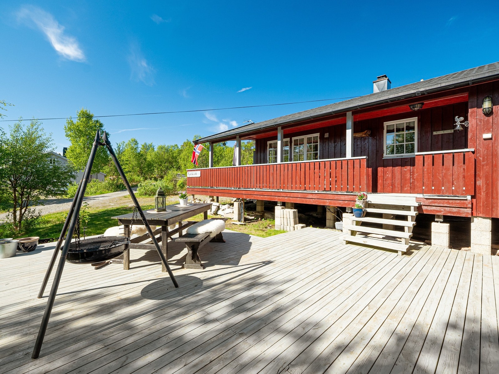 Eiendommen byr på et flott og innholdsrikt uteområde med flere gode soner for opphold og hygge. Galleribilde