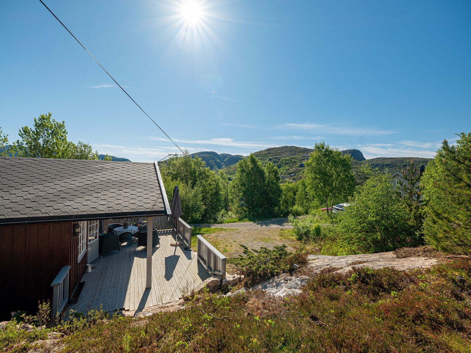 Her kan man nyte lange sommerdager i grønne omgivelser, med fin utsikt mot naturen rundt hytten. Galleribilde