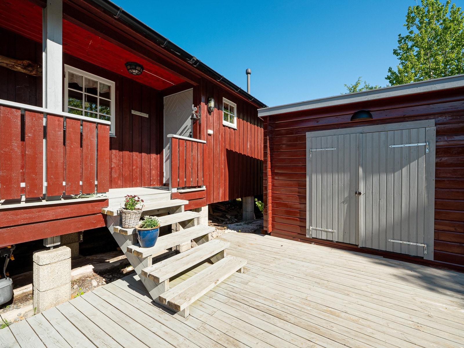 På terrassen har man en praktisk bod på ca. 8 m², med god plass til oppbevaring av utemøbler, ved, verktøy og annet utstyr som hører hyttelivet til. Galleribilde