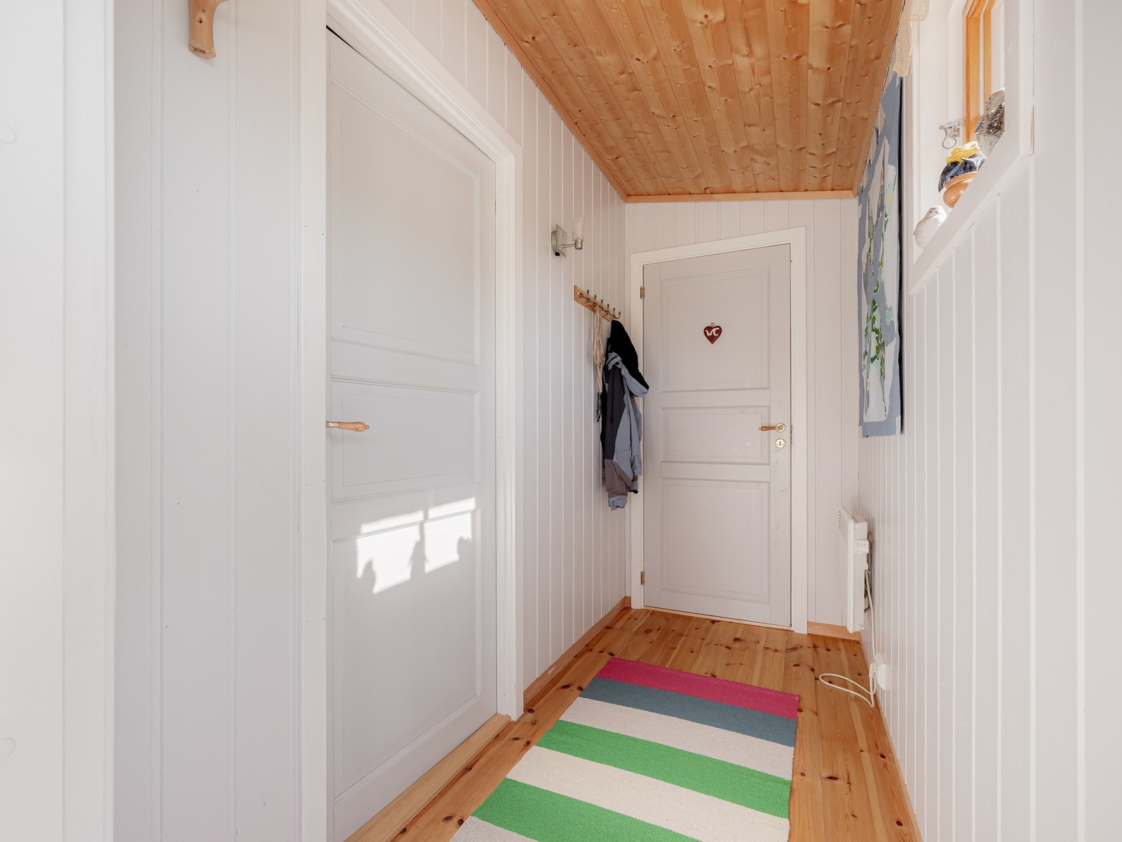 Entréen gir et praktisk førsteinntrykk, med plass til å henge fra seg yttertøy og sette fra seg sko etter turer ute. Fra entréen har man tilgang til toalettrommet. Galleribilde