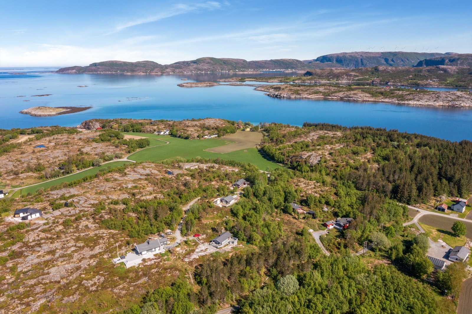 Fra eiendommen er det ca. 17 minutter med bil til matbutikk og ca. 18 minutter til Åfjord sentrum med blant annet aktivitetshus, treningssenter, apotek og øvrige servicetilbud. Galleribilde
