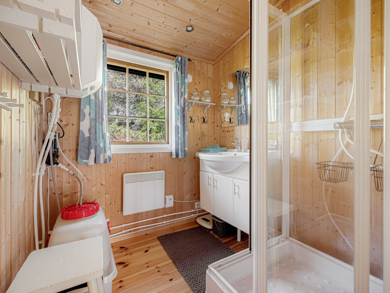 Badet har enkel og praktisk standard med dusjkabinett og servant med underskap. Hytta har helårsvann, i tillegg til vanntank med pumpe som forsyner blant annet bad og kjøkken. Galleribilde