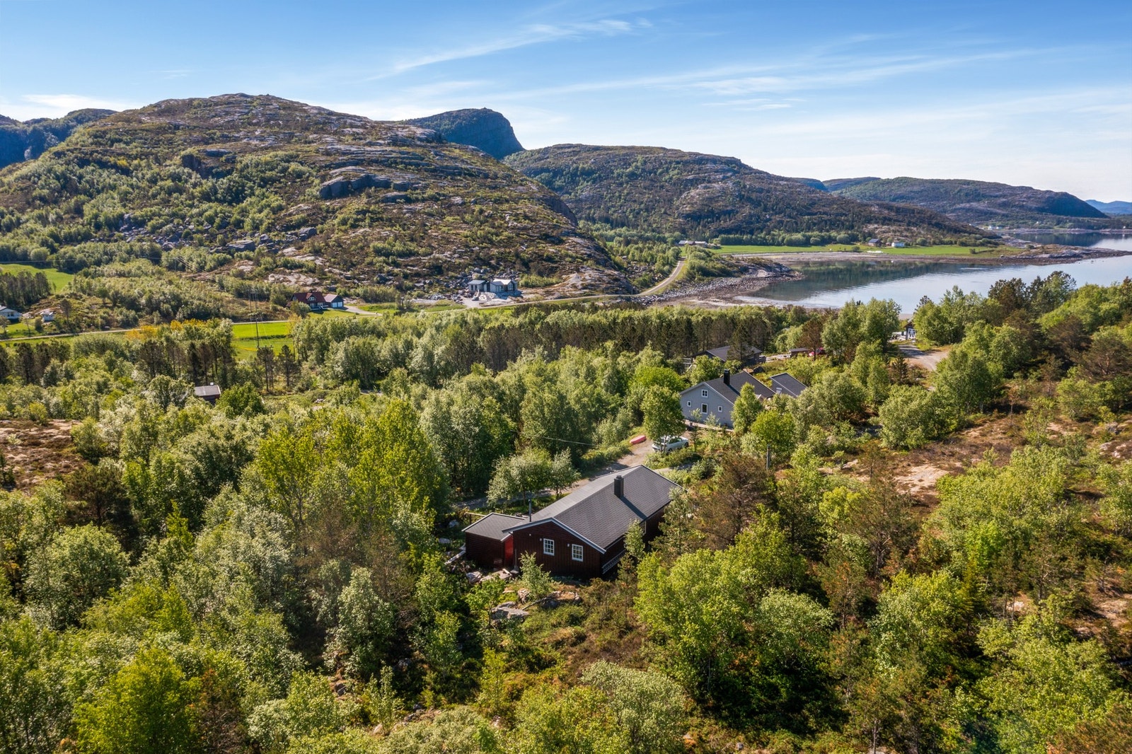 Hytta ligger fint til i naturnære omgivelser ved Grøttingen/Revsnes i Åfjord, med kort avstand til sjøen på ca. 287 meter. Galleribilde