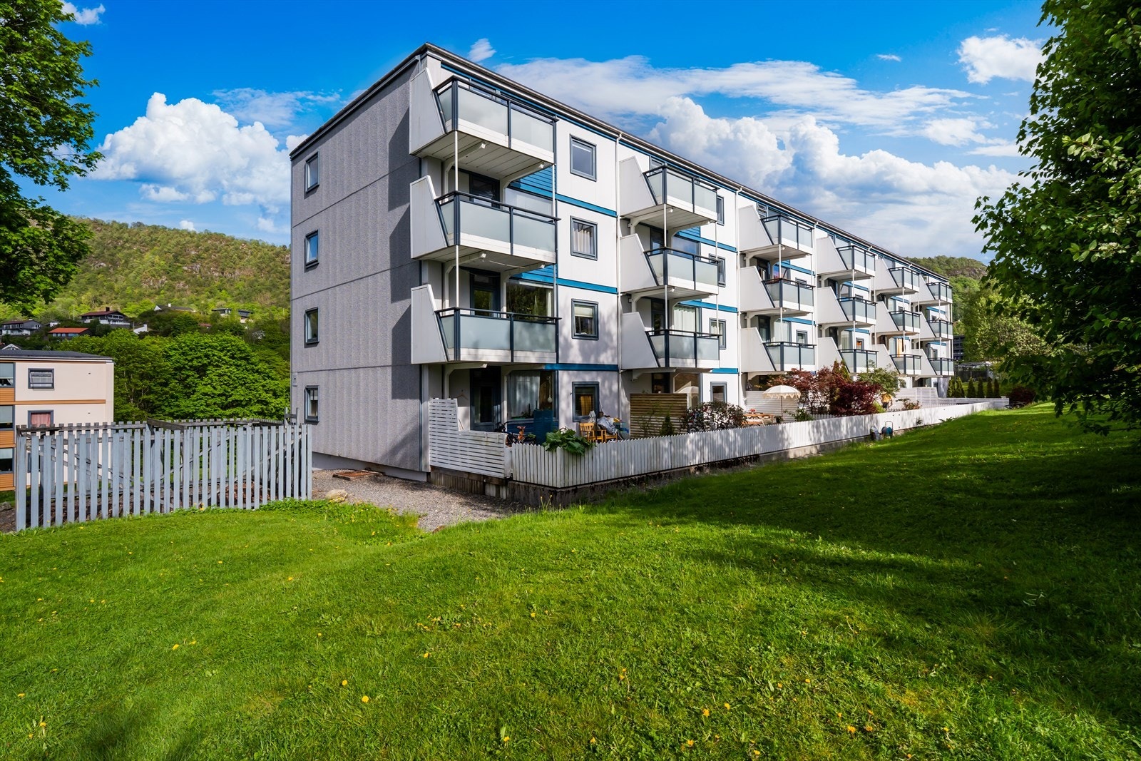 Leiligheten har en fin beliggenhet i første etasje og borettslaget har et pent opparbeidet uteareal bestående av parkeringsplasser, interne gangveier og grøntareal. Galleribilde