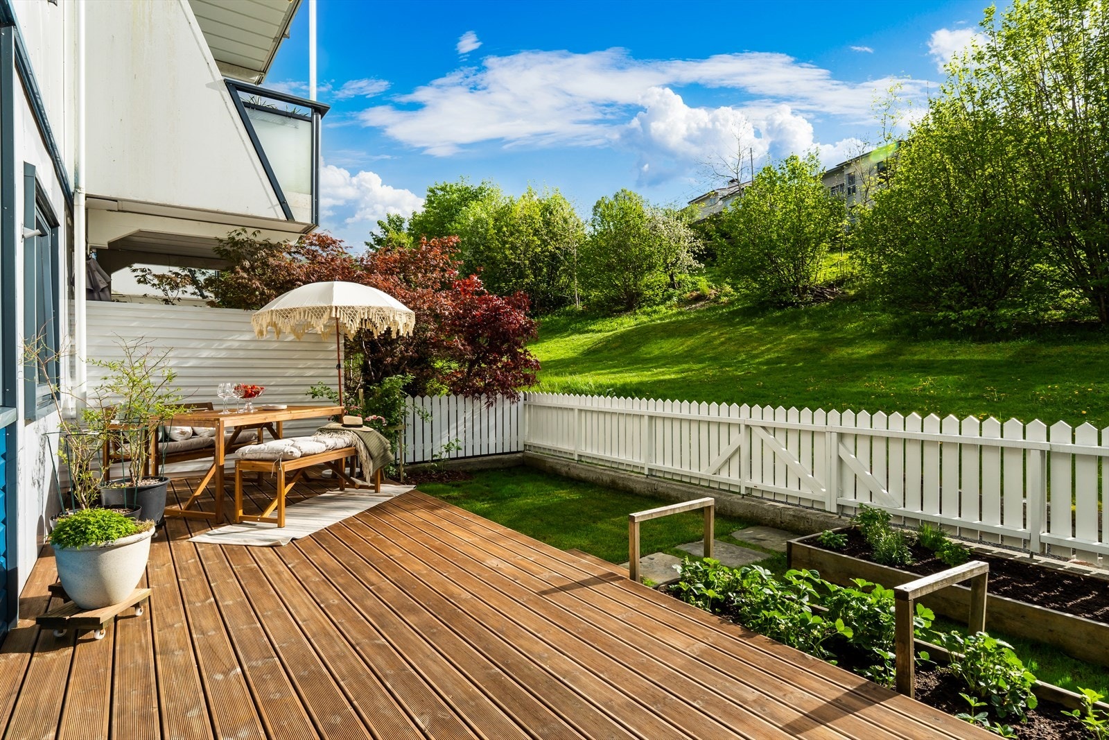 Nydelig opparbeidet balkong med møre royal terrassebord og en liten hageflekk! Galleribilde