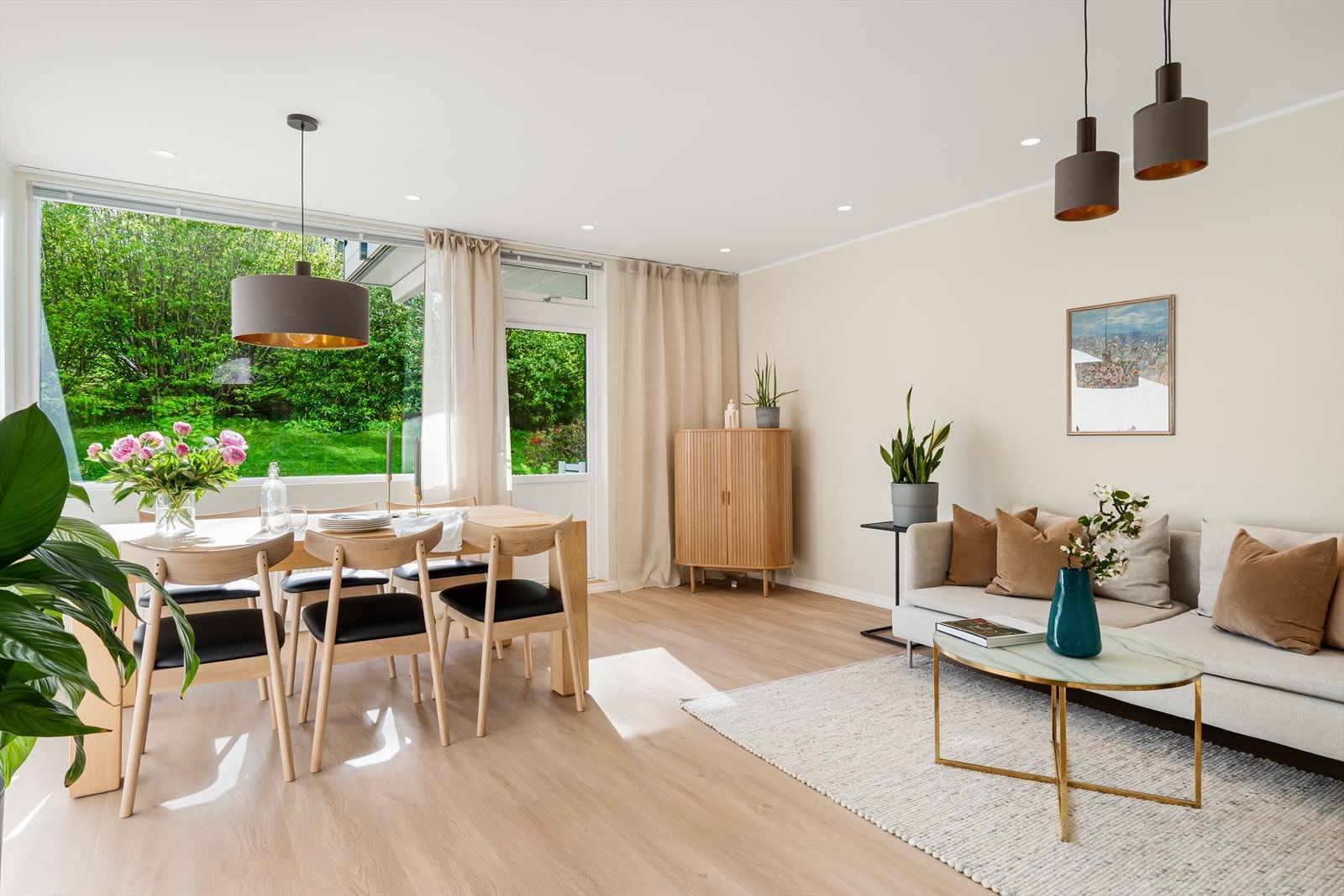 Stuen er av god størrelse på 21,5m² hvor det er gode møbleringsmuligheter til både sofa og spisegruppe. Galleribilde
