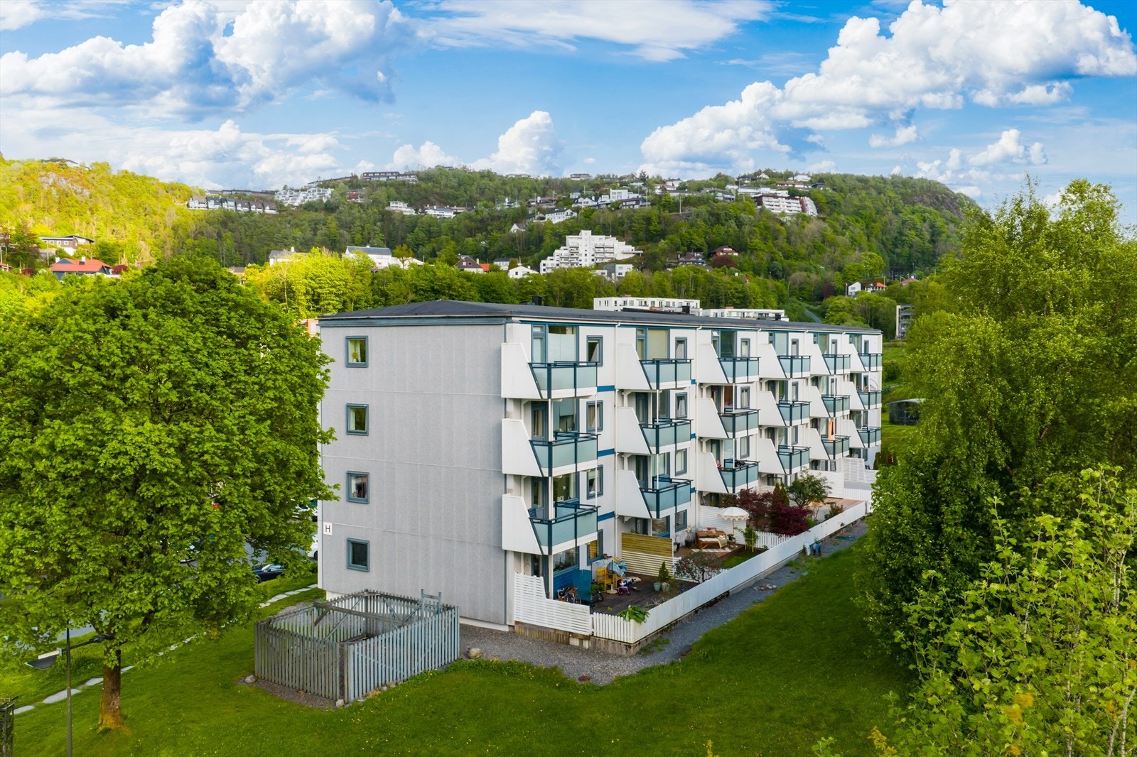 Leiligheten har en fin beliggenhet på Slettebakken, med kort vei til bybanestopp (Slettebakken) og gangavstand til både dagligvarehandel samt fine turområder som Ulriken og Tveitevannet Galleribilde
