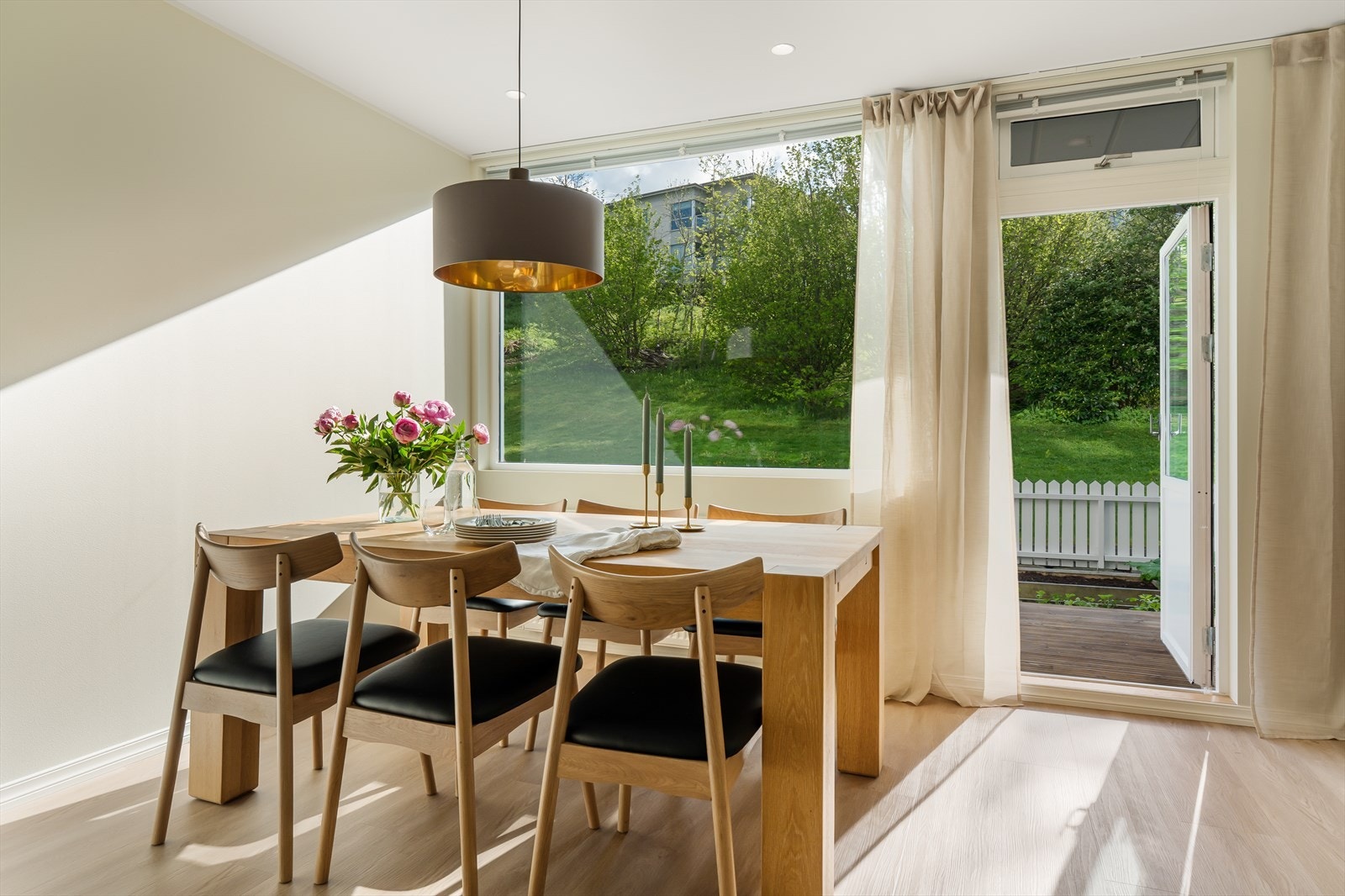 Fra stuen har man utgang til terrasse på 20m² hvor man kan nyte fine sommersdager Galleribilde
