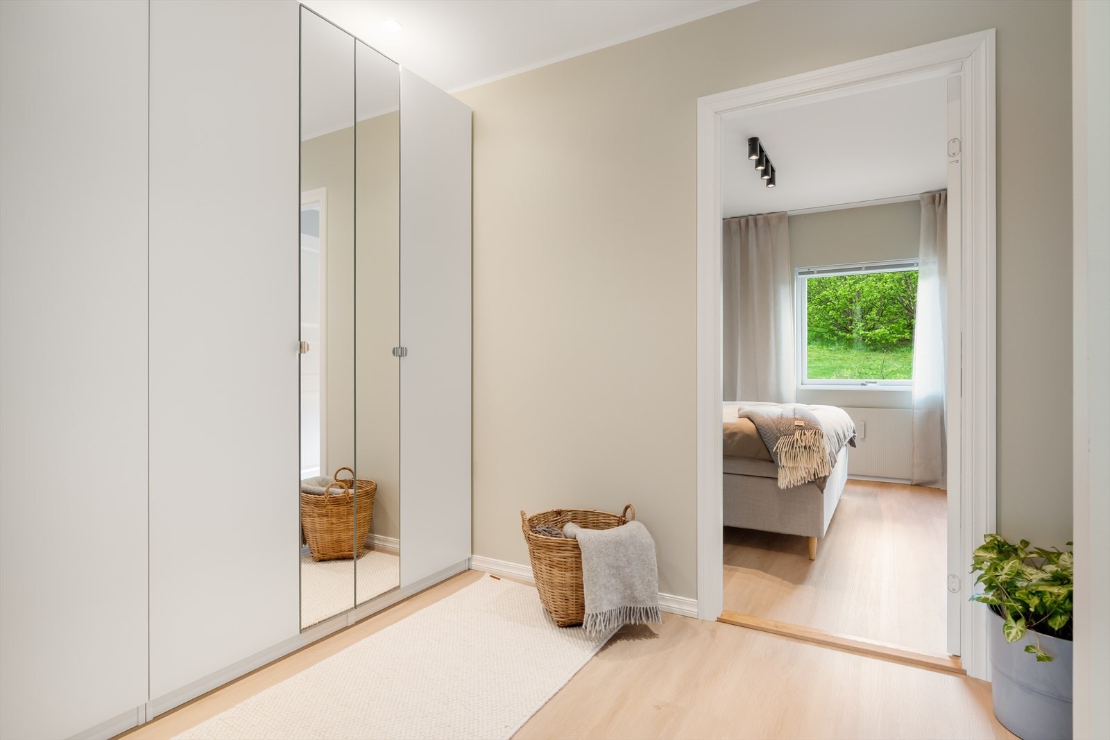 Mellom soverommene har man en mellomgang som dagens eier har brukt som garderobe. Galleribilde