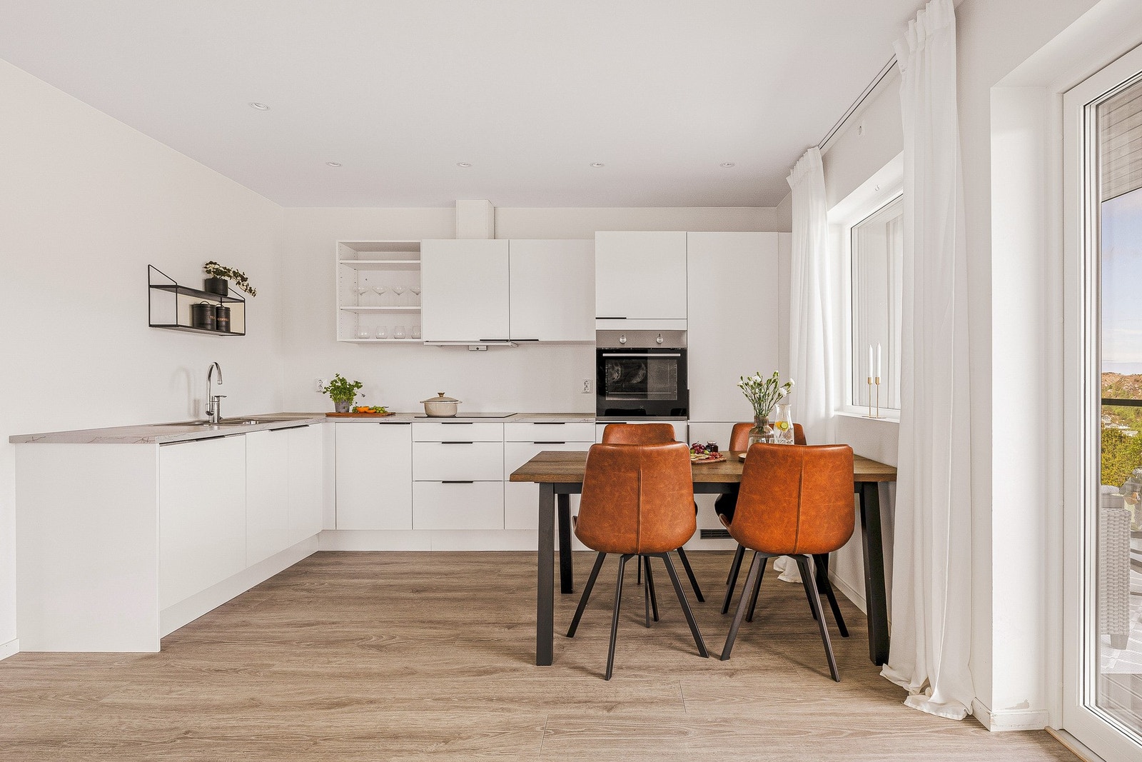 Kjøkkenet har innredning med slette fronter og laminert benkeplate. Galleribilde