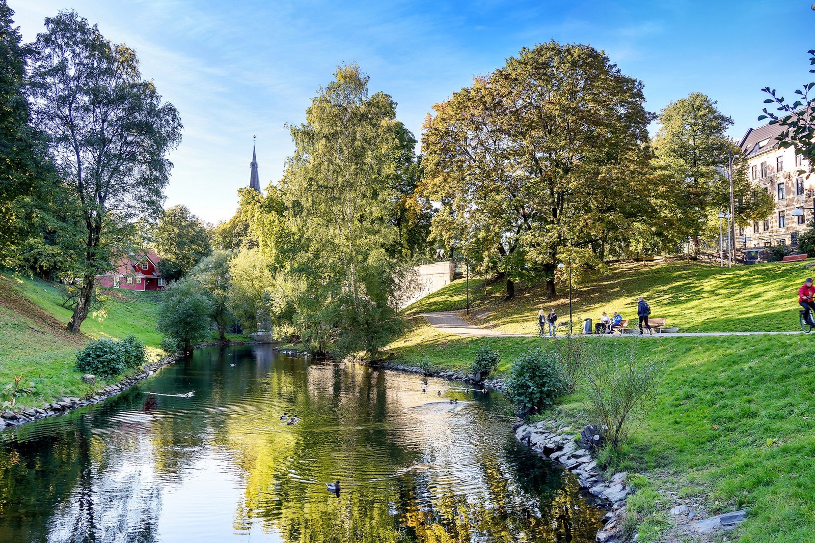 Akerselva med tursti som strekker seg hele veien ned til sentrum, og opp til Maridalsvannet. Galleribilde