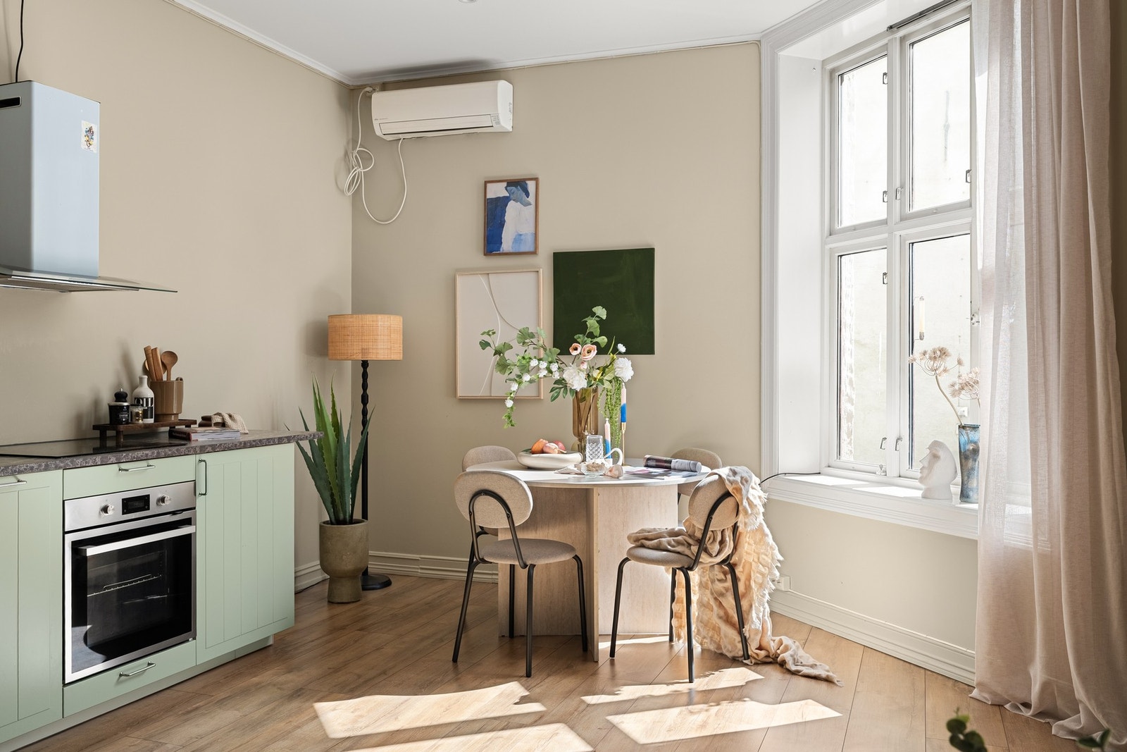 Kjøkkenet ligger i åpen og sosial løsning. Galleribilde