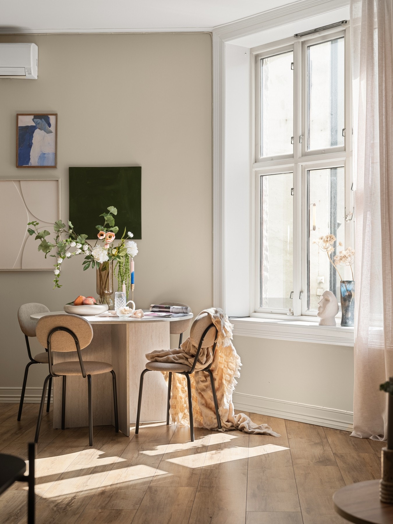 Her er det god plass til spisebord, noe som gjør rommet ideelt for både livlige middager og rolige hverdagsmåltider. Galleribilde