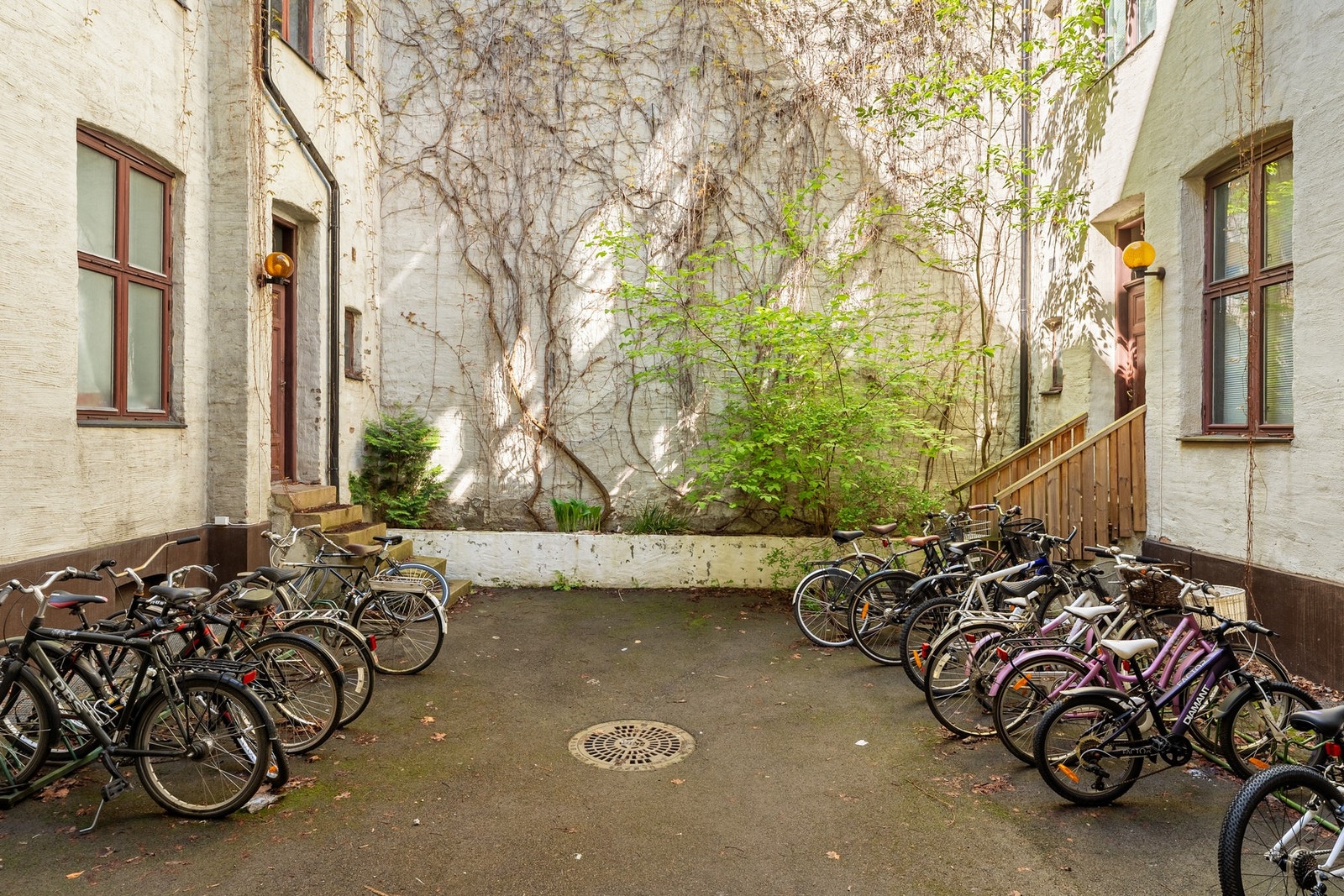 Felles sykkelparkering i bakgården. Galleribilde