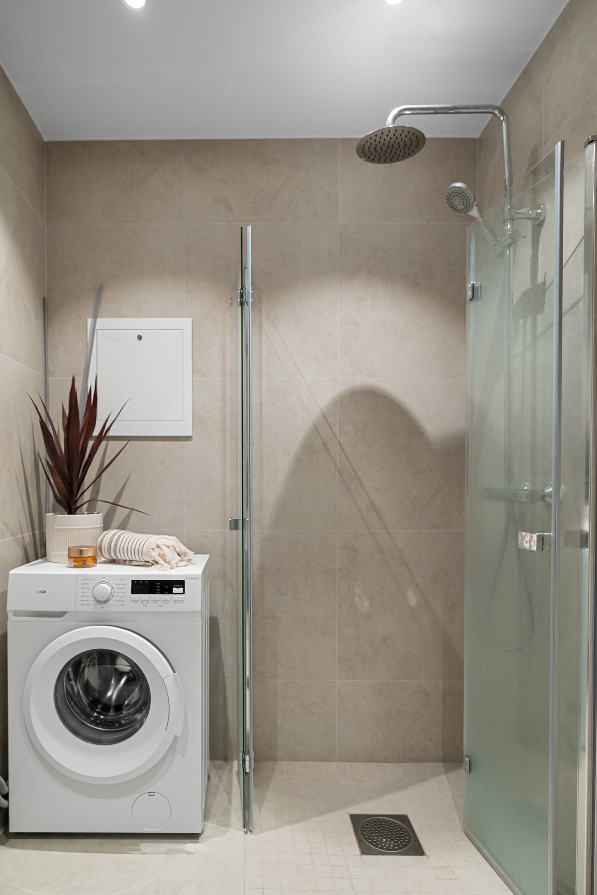 Badet har opplegg for vaskemaskin og varmekabler i gulv. Galleribilde