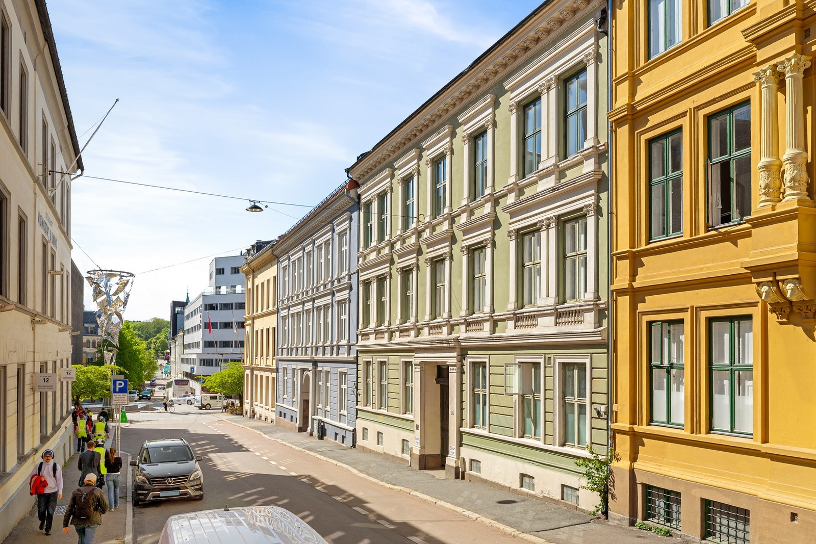 Denne selveierleiligheten er det perfekte førstegangskjøp eller utleieobjekt. Her får du et hjem med nærhet til byliv og alt du trenger, samtidig som den vender inn mot bilfri og rolig bakgård. Galleribilde