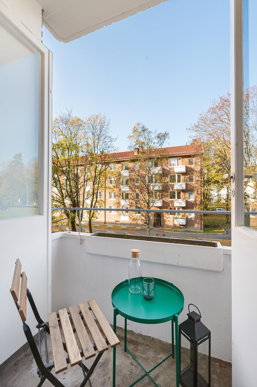 Leiligheten har balkong med doble dører og ettermiddagssol Galleribilde