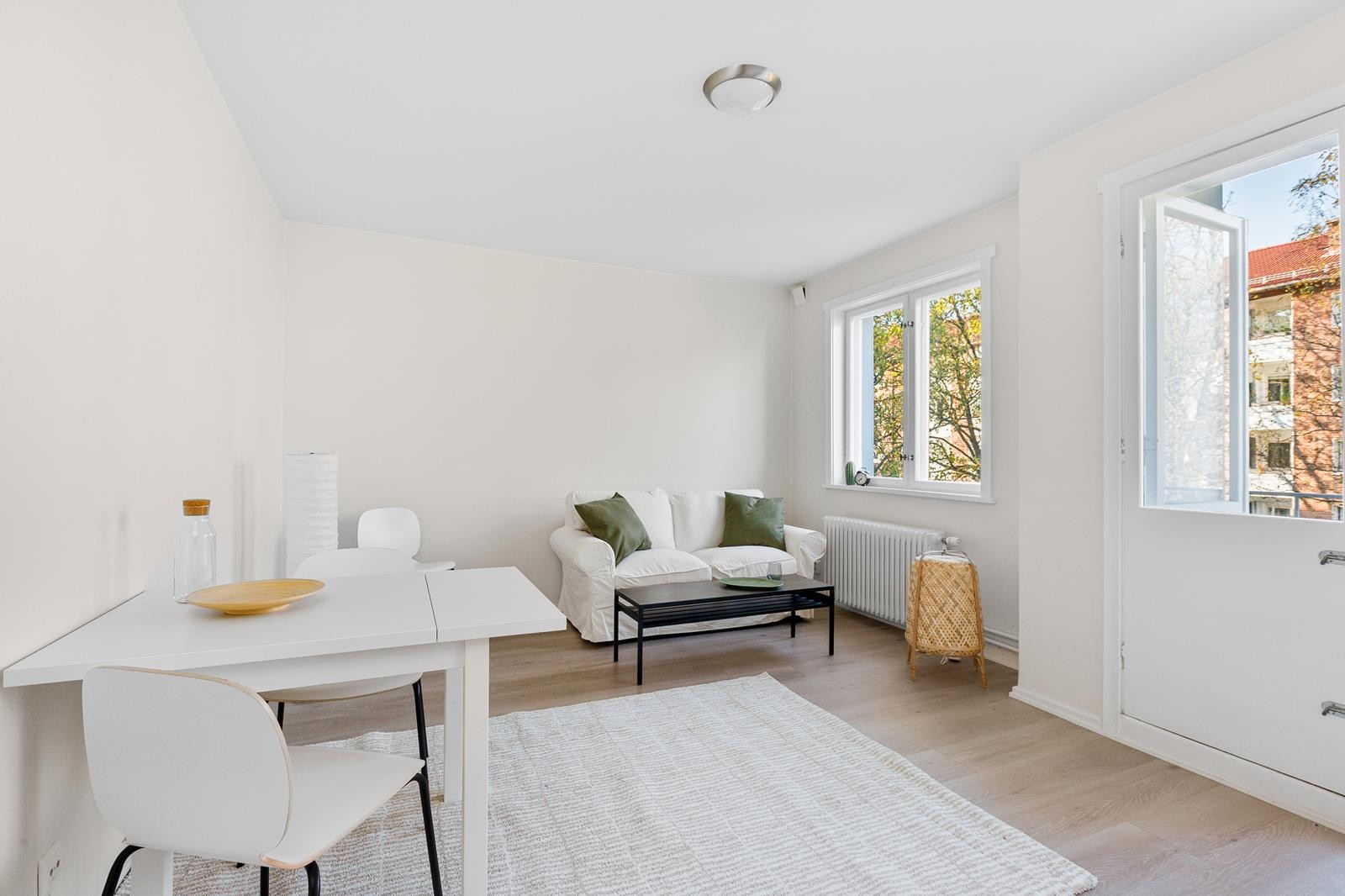 Store vindusflater som slipper inn rikelig med lys Galleribilde