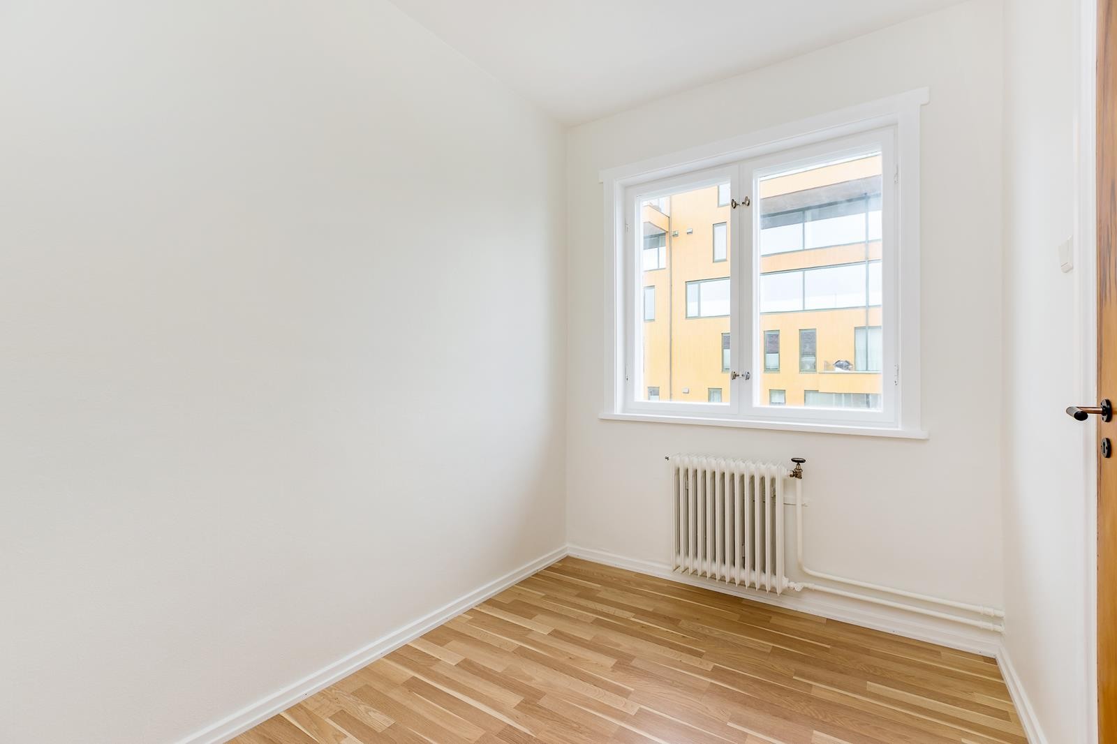 Soverom med plass til dobbeltseng Galleribilde