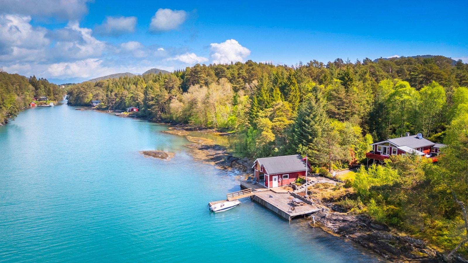 Dette er en eiendom som passer perfekt for deg som ønsker en skjermet fritidsbolig med nærhet til sjøen, gode solforhold og ekte hyttestemning i vakre omgivelser. Galleribilde